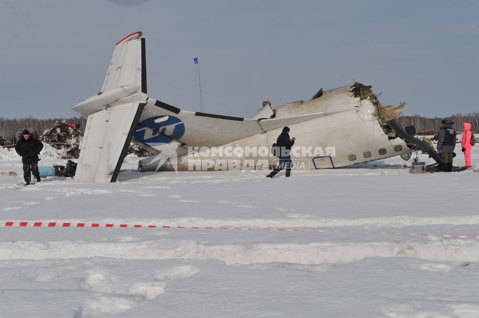 Авиакатастрофа под Тюменью. На снимке: обломки пассажирского самолета ATR-72 авиакомпании `ЮТэйр`.