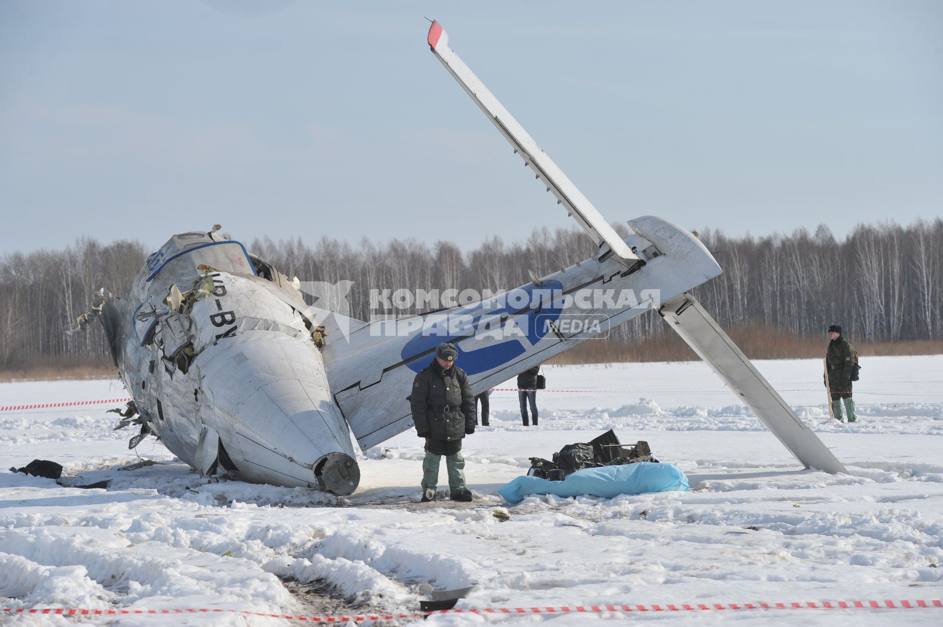 Авиакатастрофа под Тюменью. На снимке: обломки пассажирского самолета ATR-72 авиакомпании `ЮТэйр`.