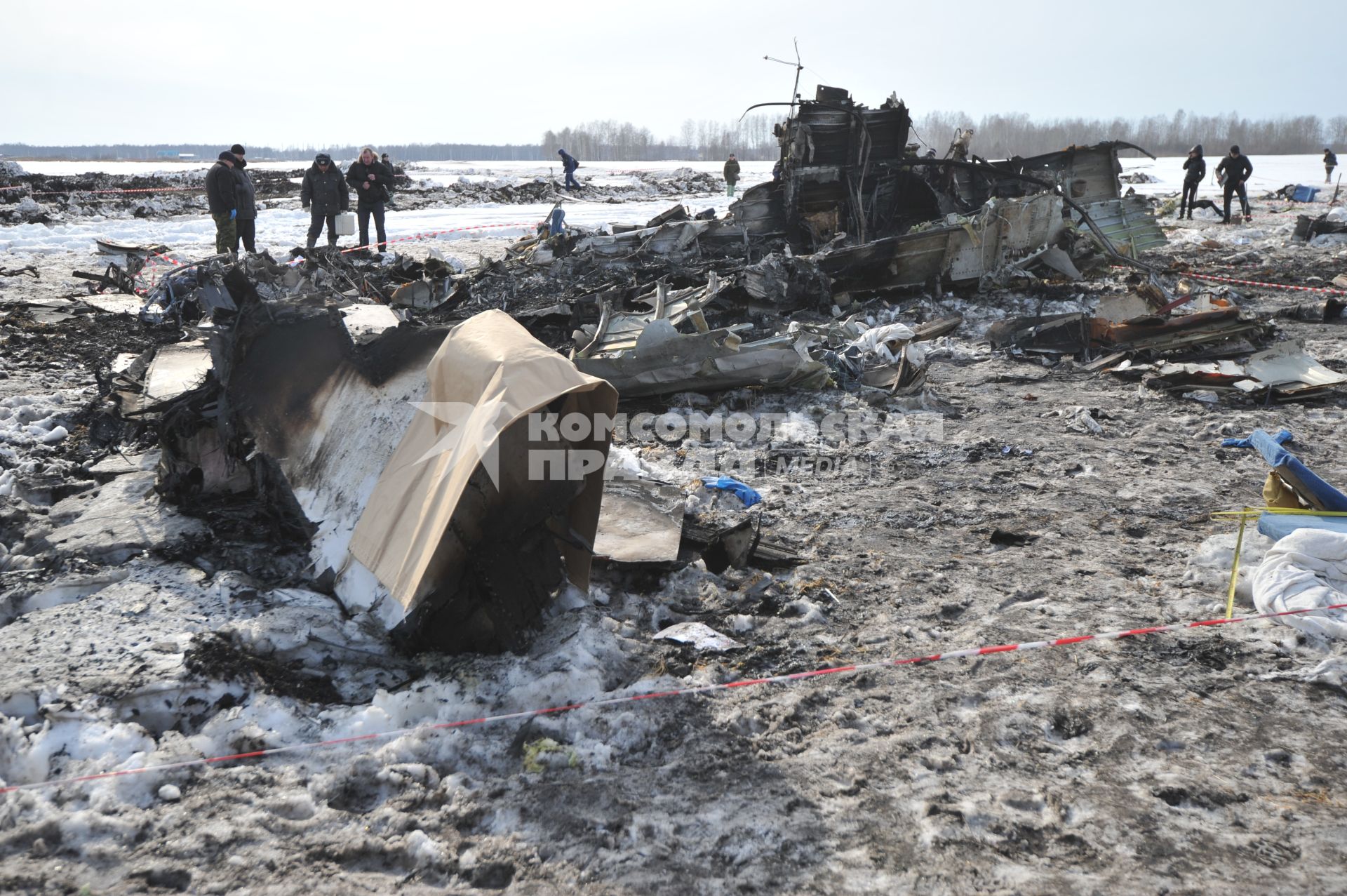 Авиакатастрофа под Тюменью. На снимке: обломки пассажирского самолета ATR-72 авиакомпании `ЮТэйр`.