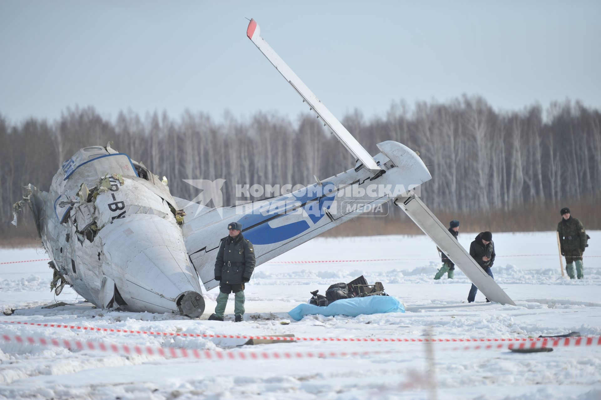 Авиакатастрофа под Тюменью. На снимке: обломки пассажирского самолета ATR-72 авиакомпании `ЮТэйр`.