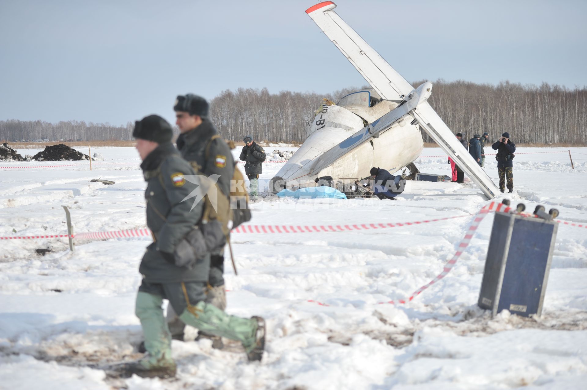 Авиакатастрофа под Тюменью. На снимке: обломки пассажирского самолета ATR-72 авиакомпании `ЮТэйр`.