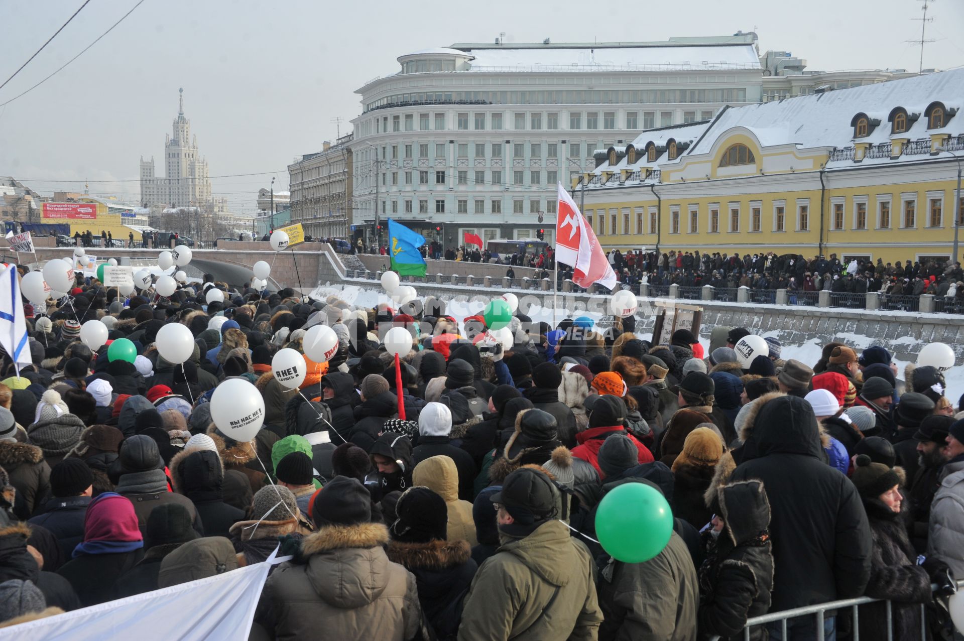 Болотная площадь. На снимке: участники митинга оппозиции `За честные выборы`.  Акция прошла в форме шествия от Калужской площади по улице Большая Якиманка до Болотной площади.