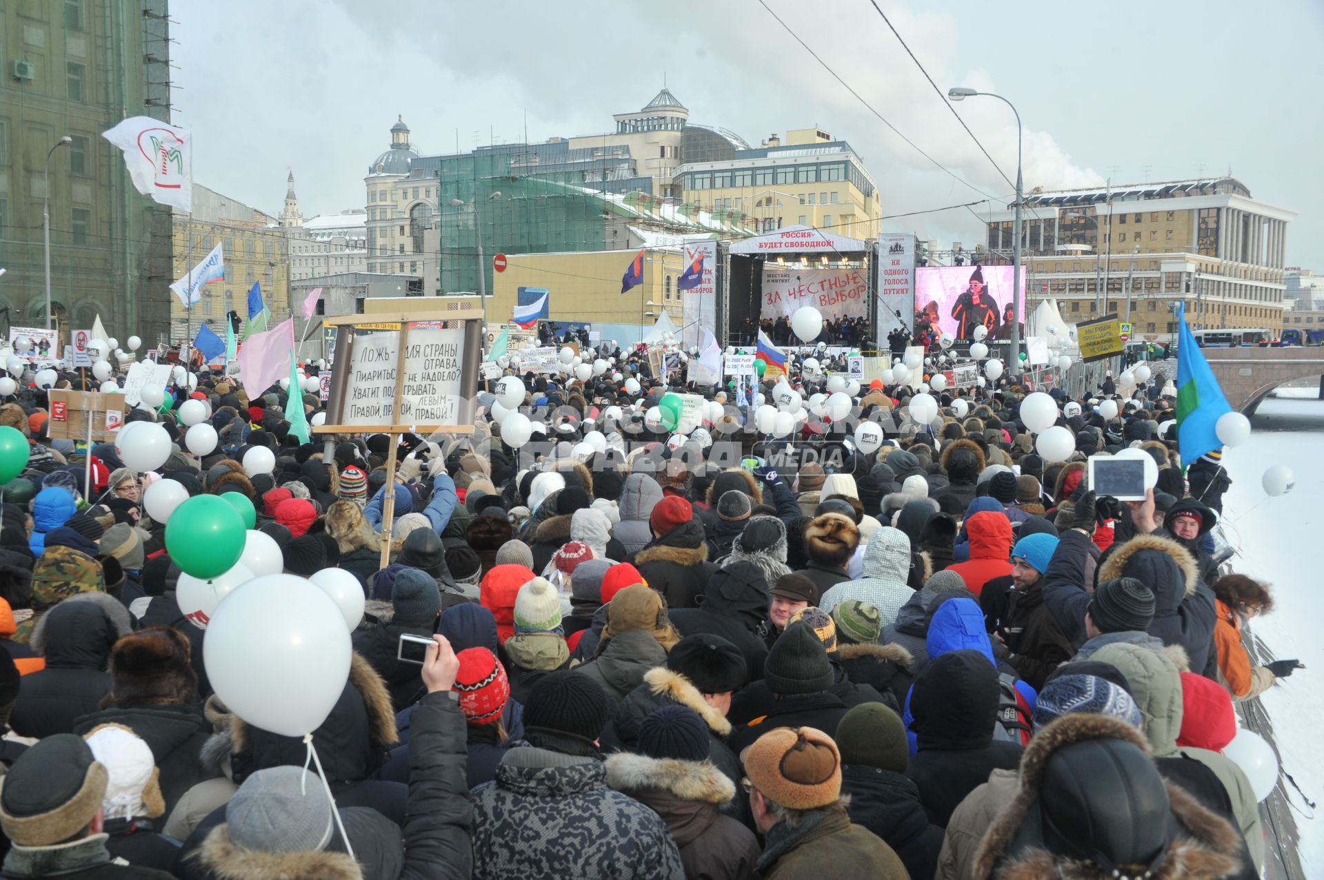 Болотная площадь. На снимке: участники митинга оппозиции `За честные выборы`.  Акция прошла в форме шествия от Калужской площади по улице Большая Якиманка до Болотной площади.