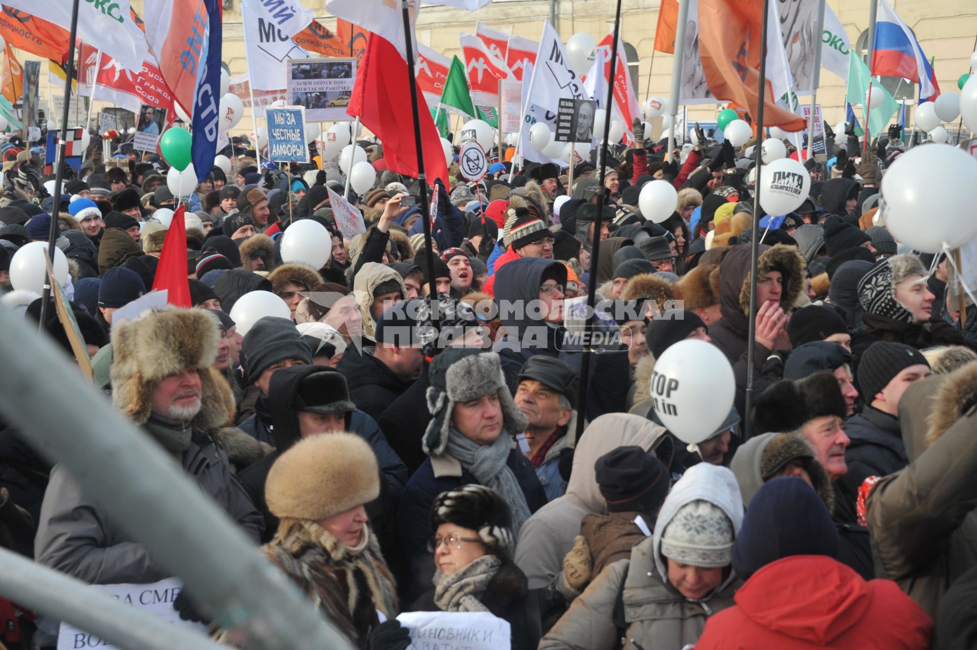 Болотная площадь. На снимке: участники митинга оппозиции `За честные выборы`.  Акция прошла в форме шествия от Калужской площади по улице Большая Якиманка до Болотной площади.