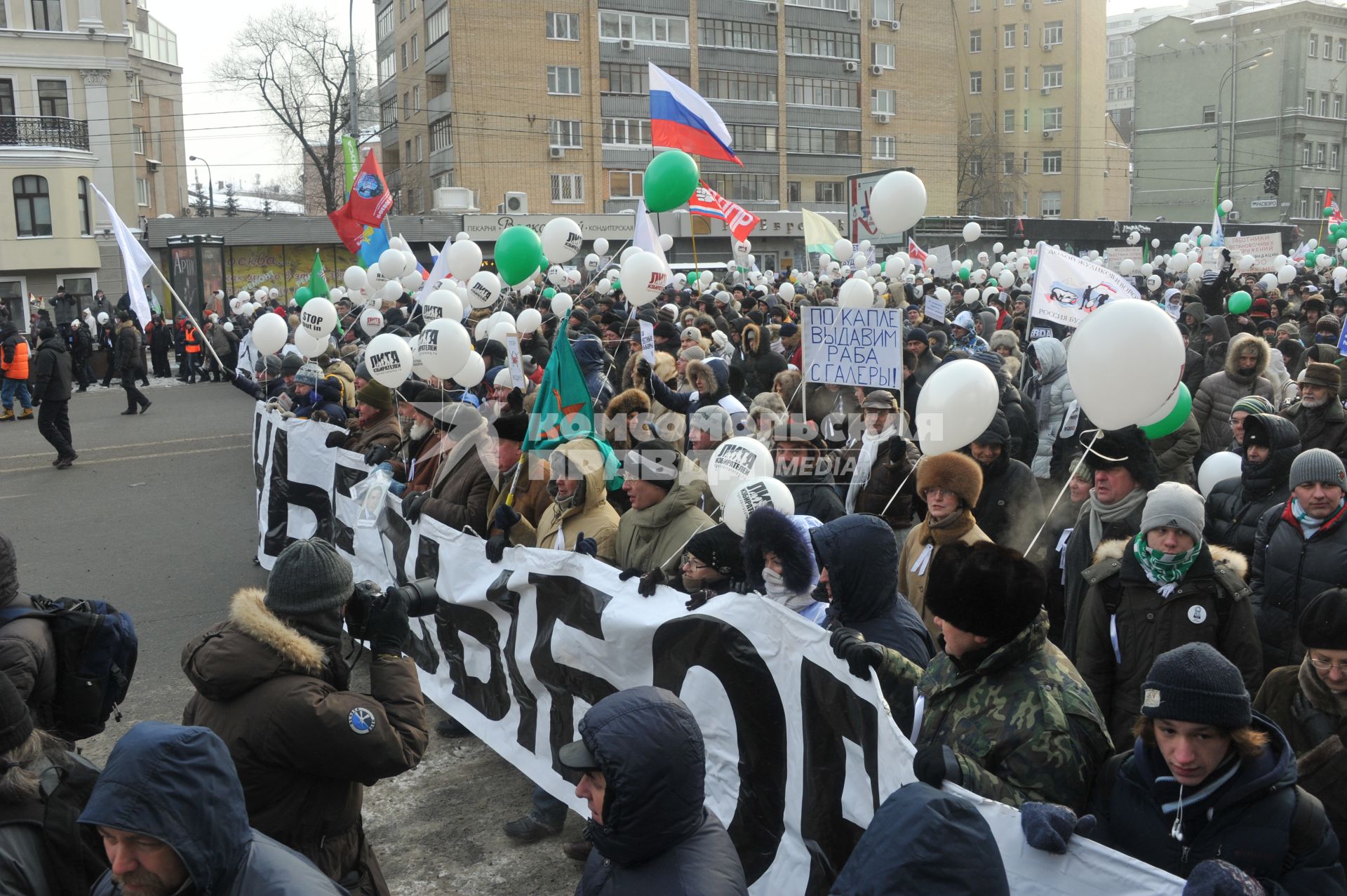 Болотная площадь. На снимке: участники митинга оппозиции `За честные выборы`.  Акция прошла в форме шествия от Калужской площади по улице Большая Якиманка до Болотной площади.