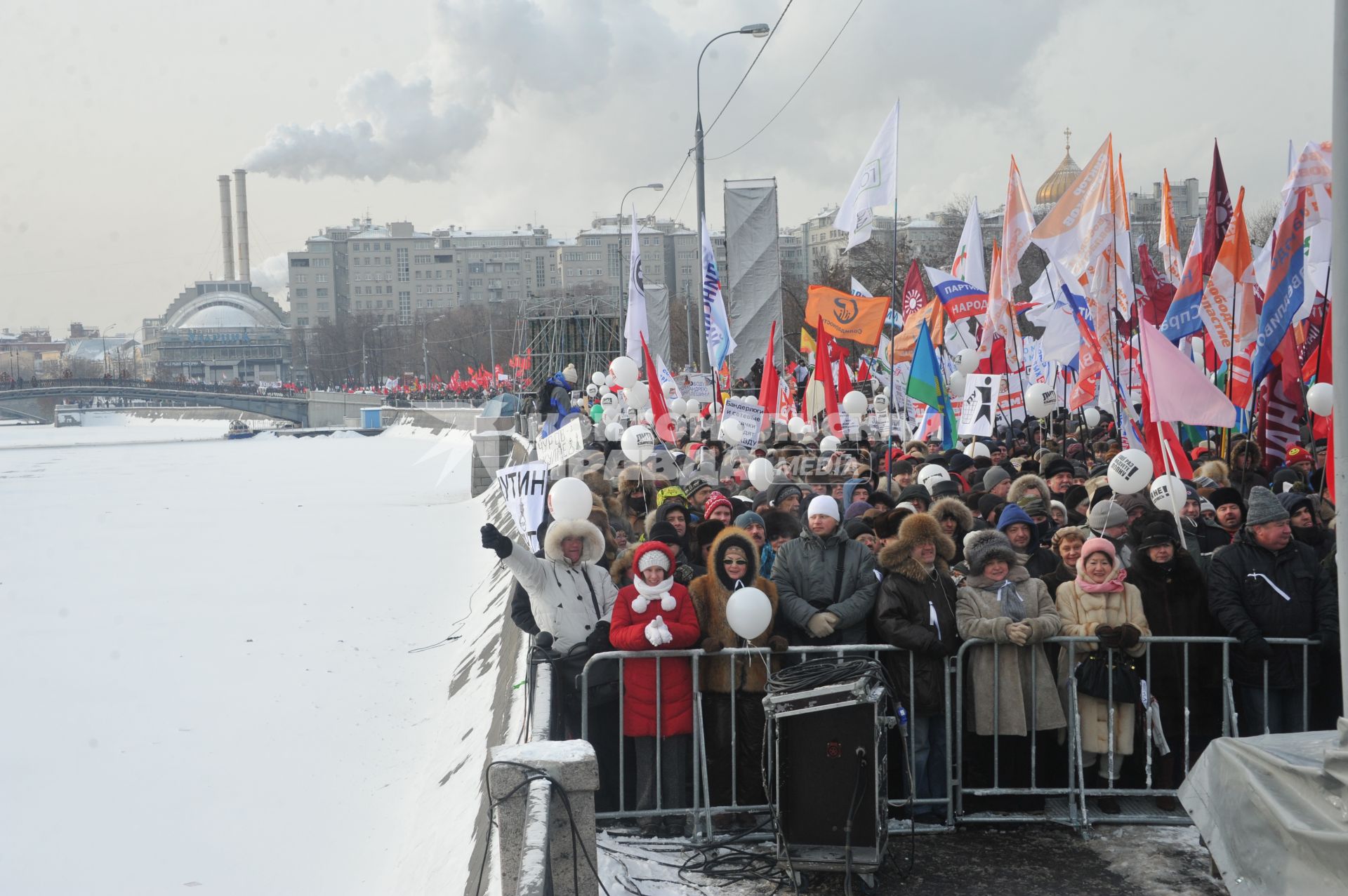 Болотная площадь. На снимке: участники митинга оппозиции `За честные выборы`.  Акция прошла в форме шествия от Калужской площади по улице Большая Якиманка до Болотной площади.