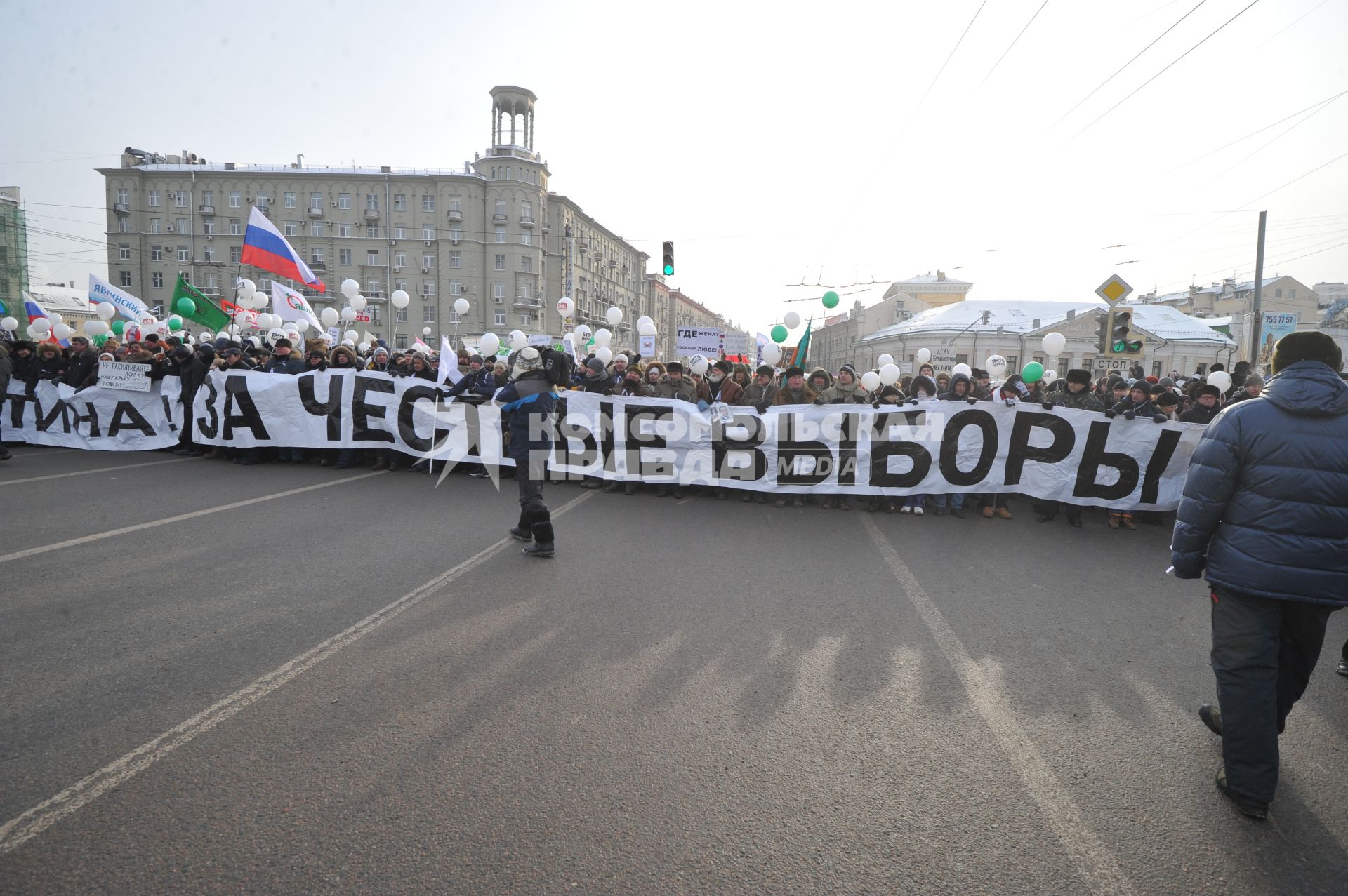 Болотная площадь. На снимке: участники митинга оппозиции `За честные выборы`.  Акция прошла в форме шествия от Калужской площади по улице Большая Якиманка до Болотной площади.