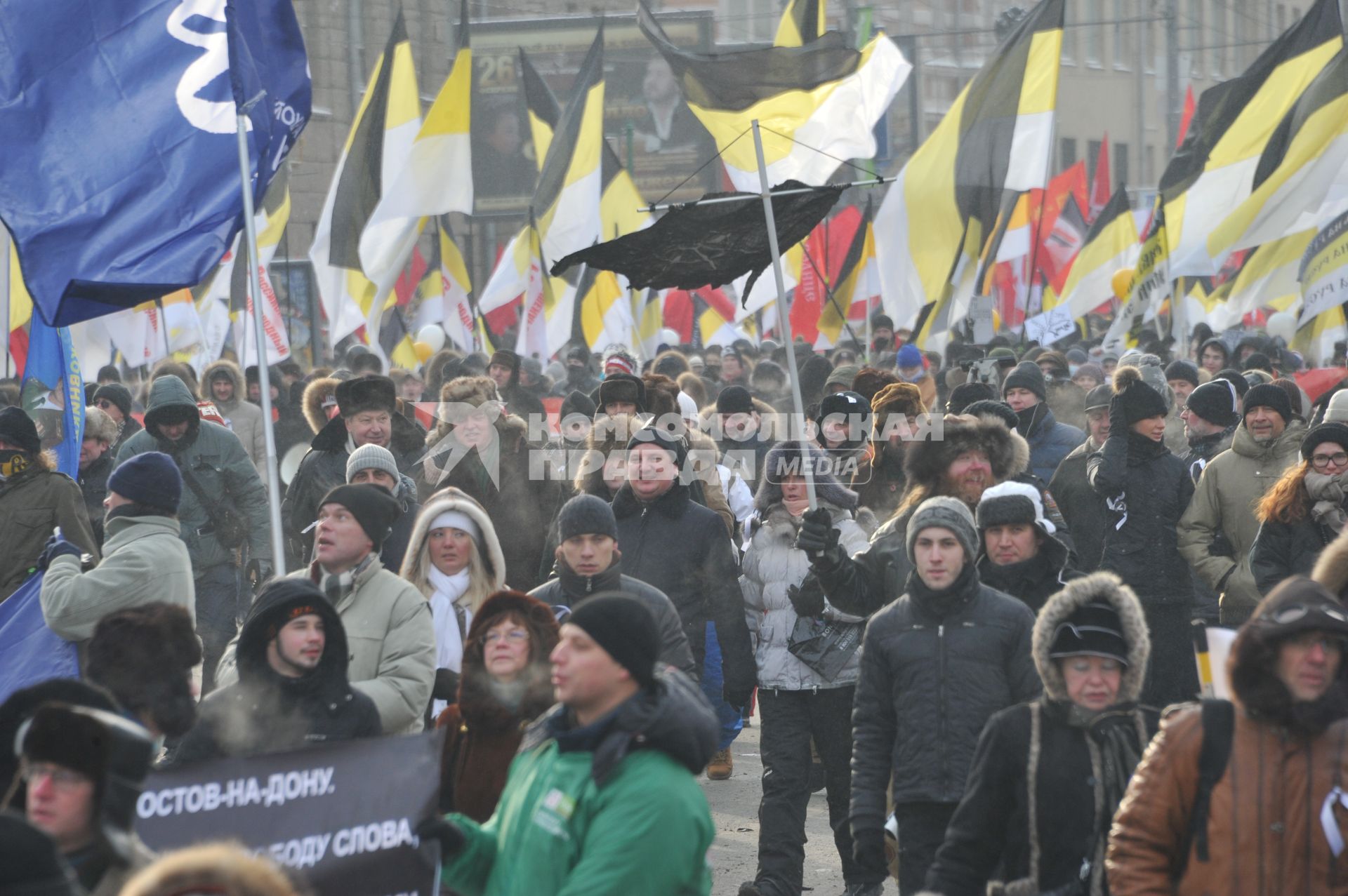 Болотная площадь. На снимке: участники митинга оппозиции `За честные выборы`.  Акция прошла в форме шествия от Калужской площади по улице Большая Якиманка до Болотной площади.