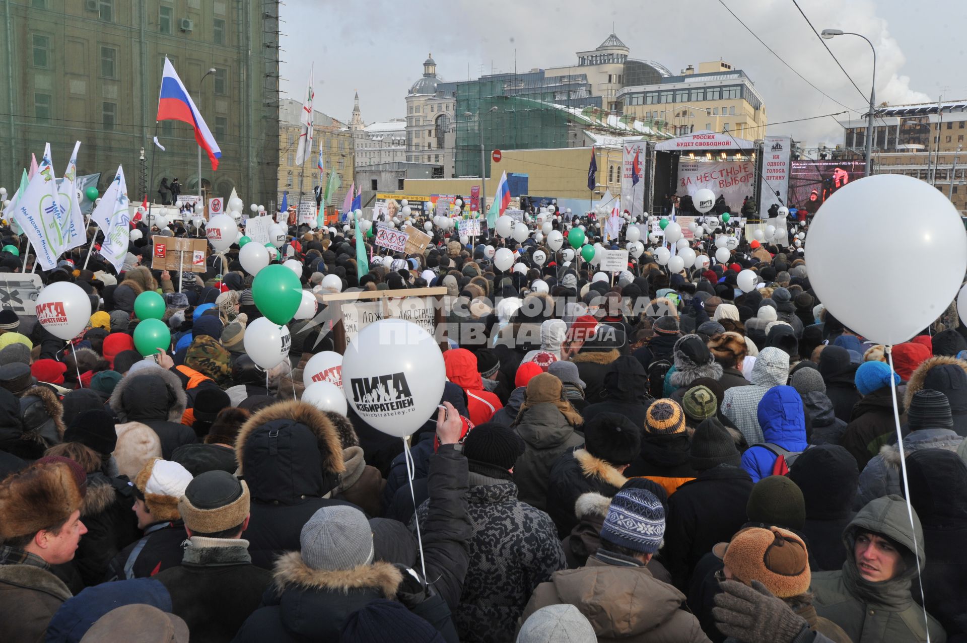 Болотная площадь. На снимке: участники митинга оппозиции `За честные выборы`.  Акция прошла в форме шествия от Калужской площади по улице Большая Якиманка до Болотной площади.