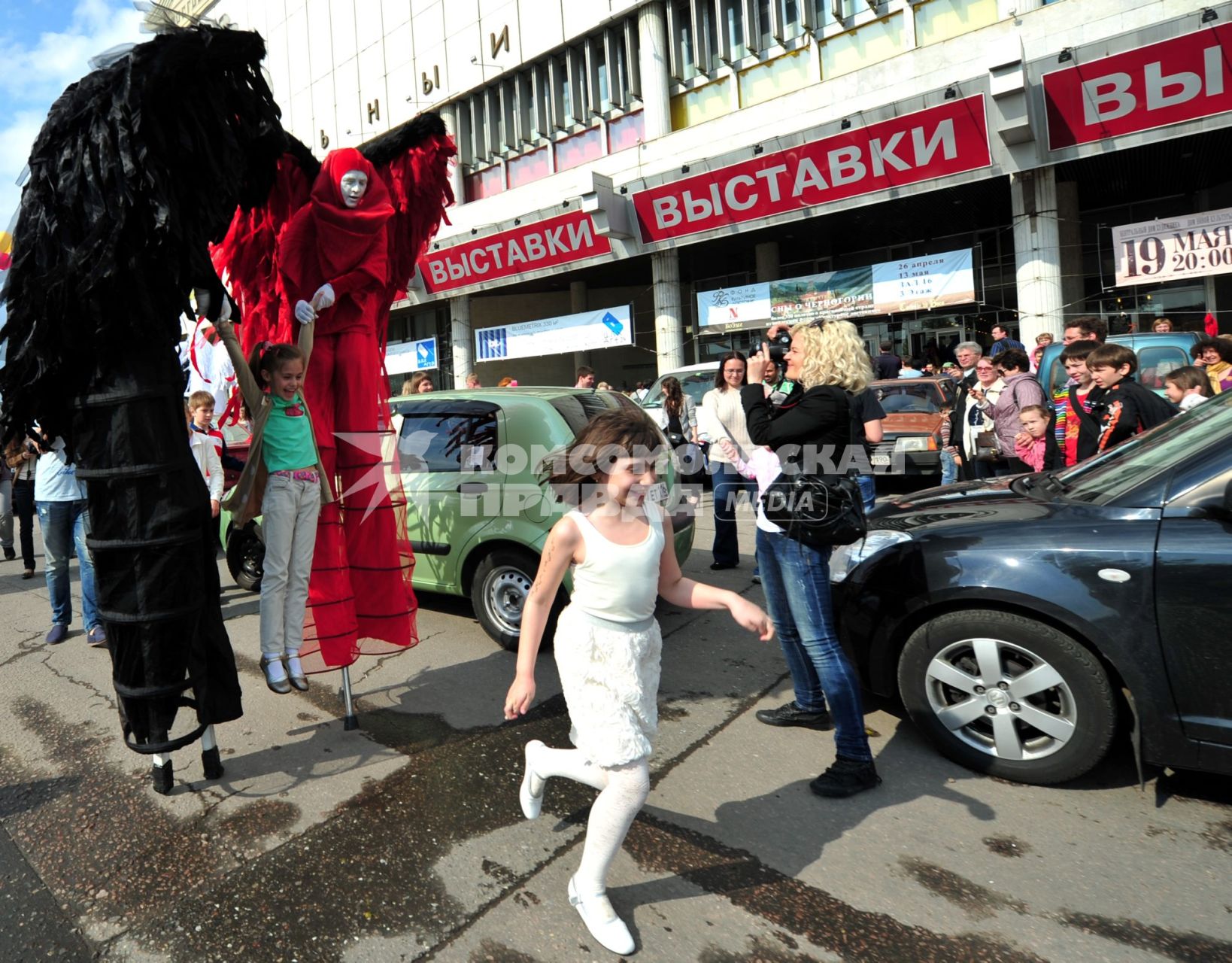 ЦДХ. Первый Московский Фестиваль Удивительных Театров `Бутон`. На снимке: артисты-ходулисты Уличного Театра Tall Brothers.