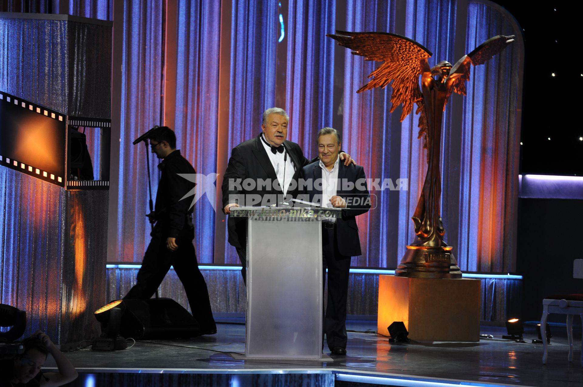Crocus City Hall. 25-ая юбилейная торжественная церемония вручения Национальной кинематографической премии `Ника`. На снимке: режиссер Юлий Гусман и актер, режиссер Геннадий Хазанов.