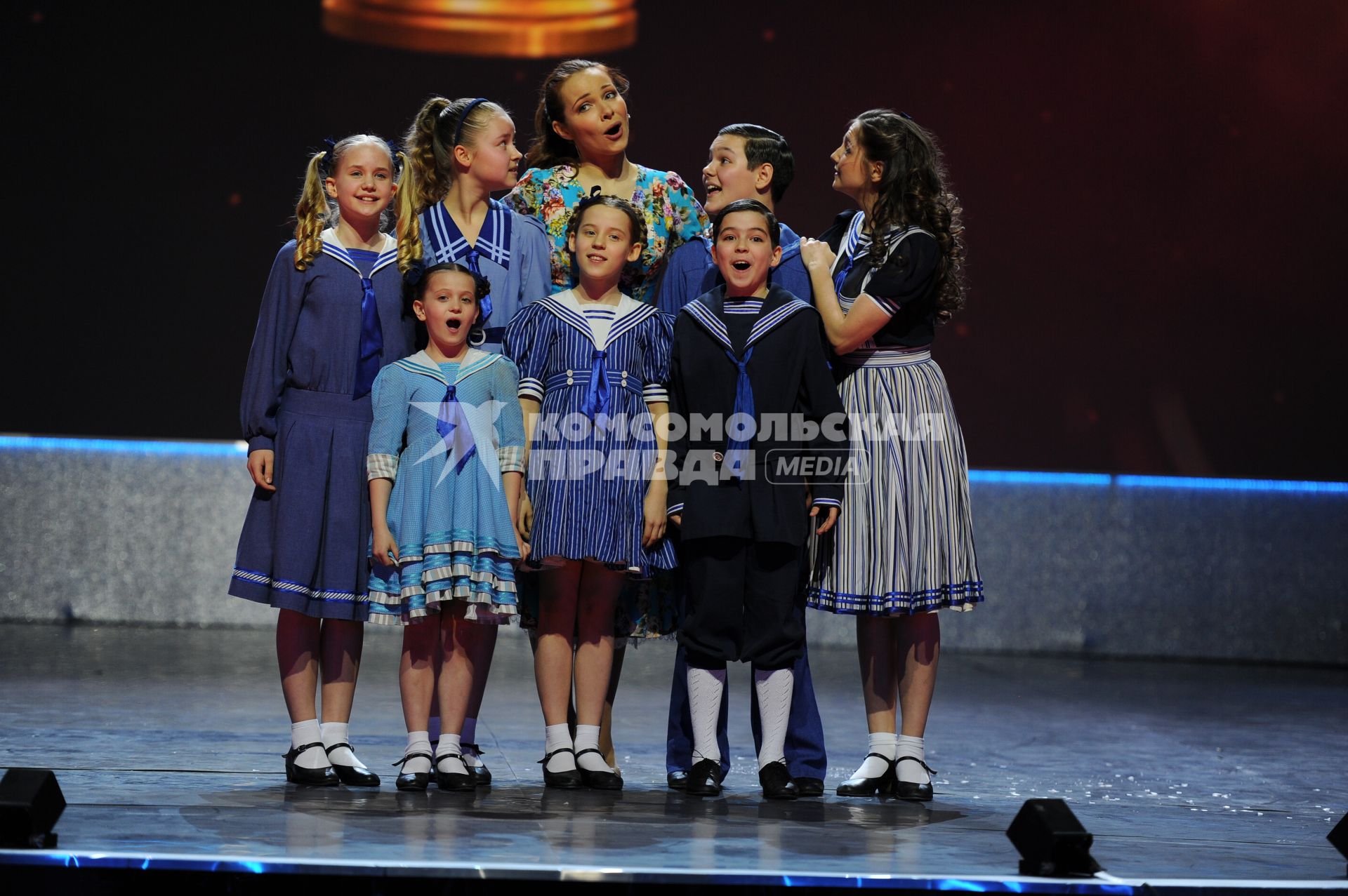 Crocus City Hall. 25-ая юбилейная торжественная церемония вручения Национальной кинематографической премии `Ника`. На снимке: актеры мюзикла `Звуки музыки`  актриса Гусева Екатерина (в центре на втором плане).