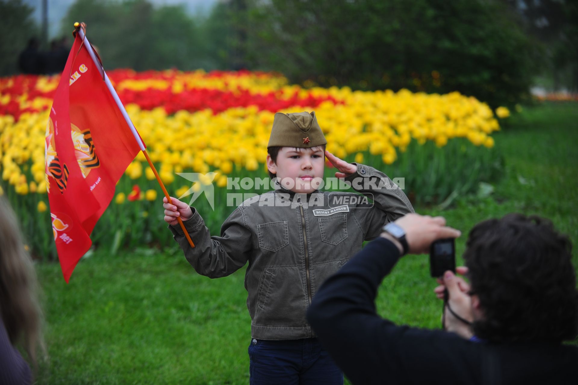 9 мая. На снимке: родители фотографируют ребенка.