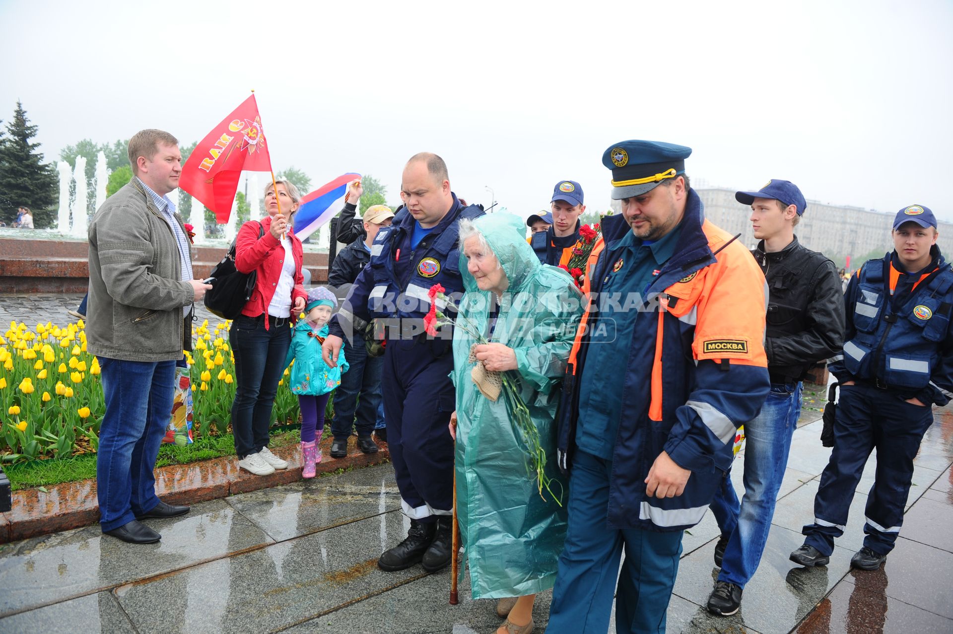 9 мая. Ветеранка ВОВ и сотрудники МЧС.