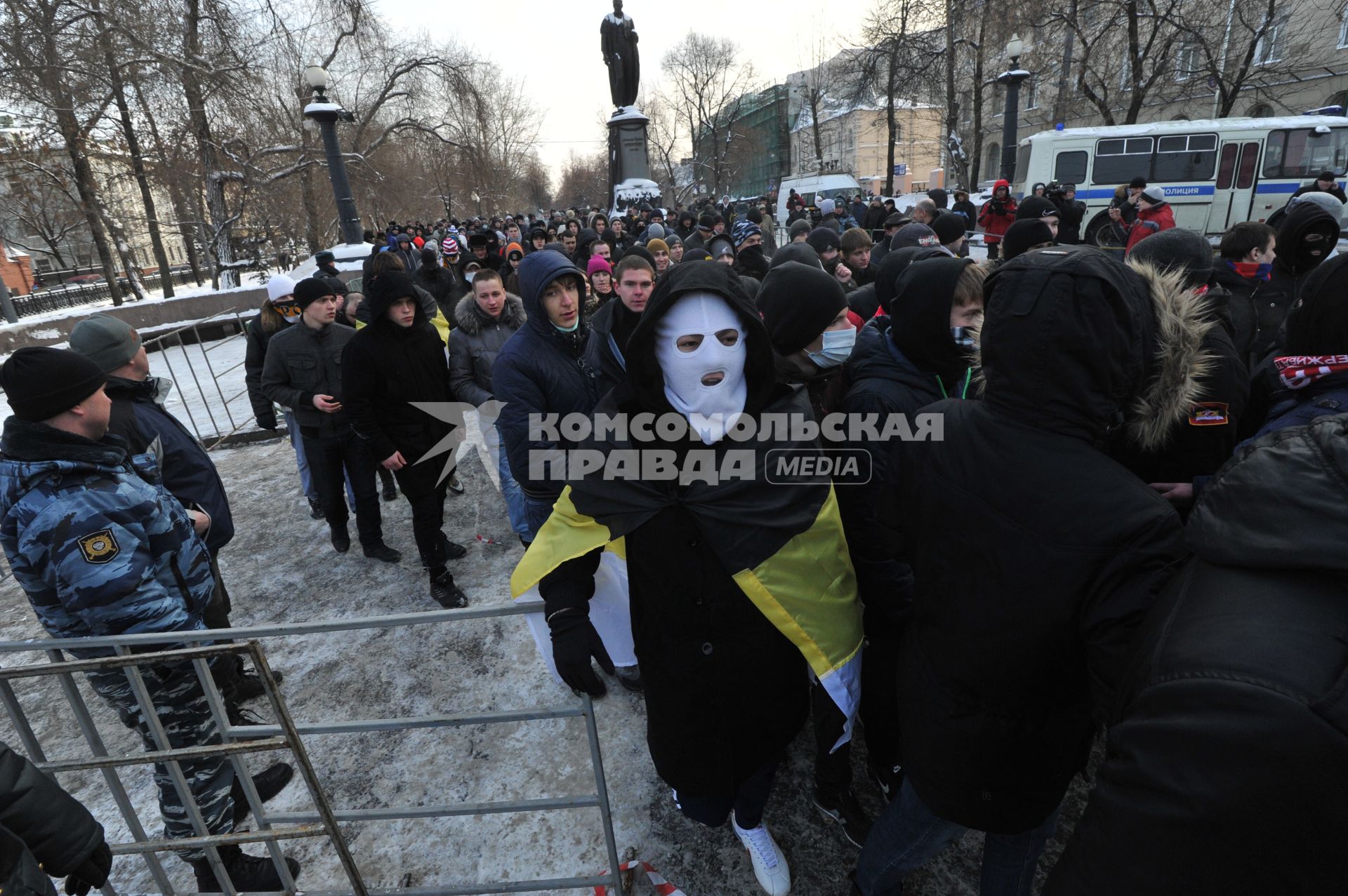 Чистые пруды. На снимке: участники акции памяти студента Ивана Агафонова, погибшего в драке с чемпионом мира по смешанным единоборствам Расулом Мирзаевым.