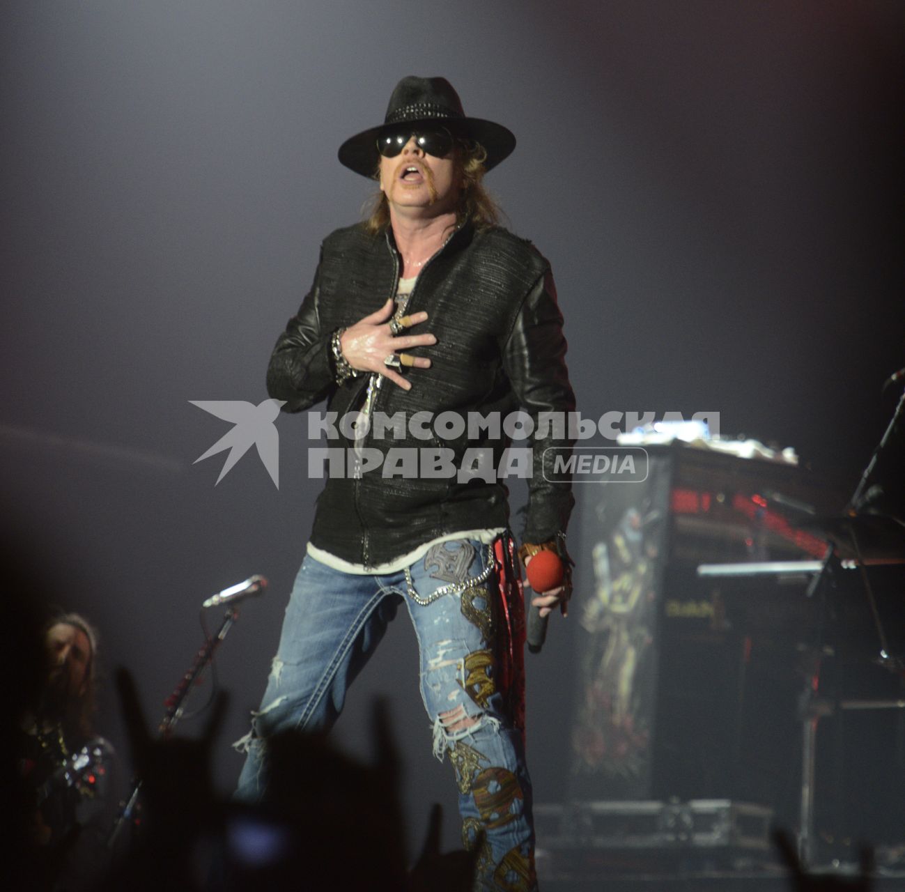 Концертный зал Stadium Live. Концерт группы `Guns N\\\' Roses`.  На снимке: лидер группы `Guns N\\\' Roses` Эксл Роуз.