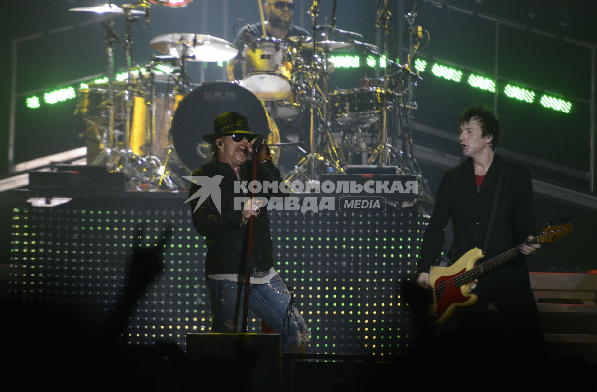 Концертный зал Stadium Live. Концерт группы `Guns N\\\' Roses`.  На снимке: лидер группы `Guns N\\\' Roses` Эксл Роуз Роуз у микрофона.