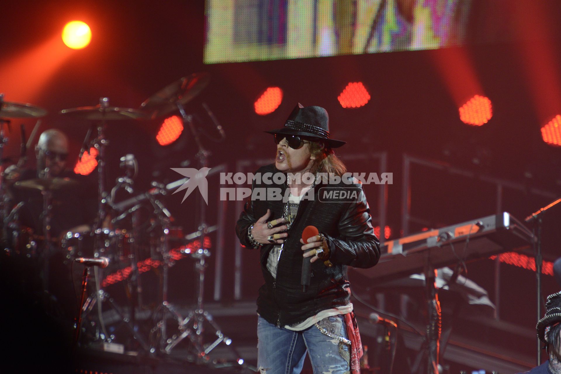 Концертный зал Stadium Live. Концерт группы `Guns N\\\' Roses`.  На снимке: лидер группы `Guns N\\\' Roses` Эксл Роуз.