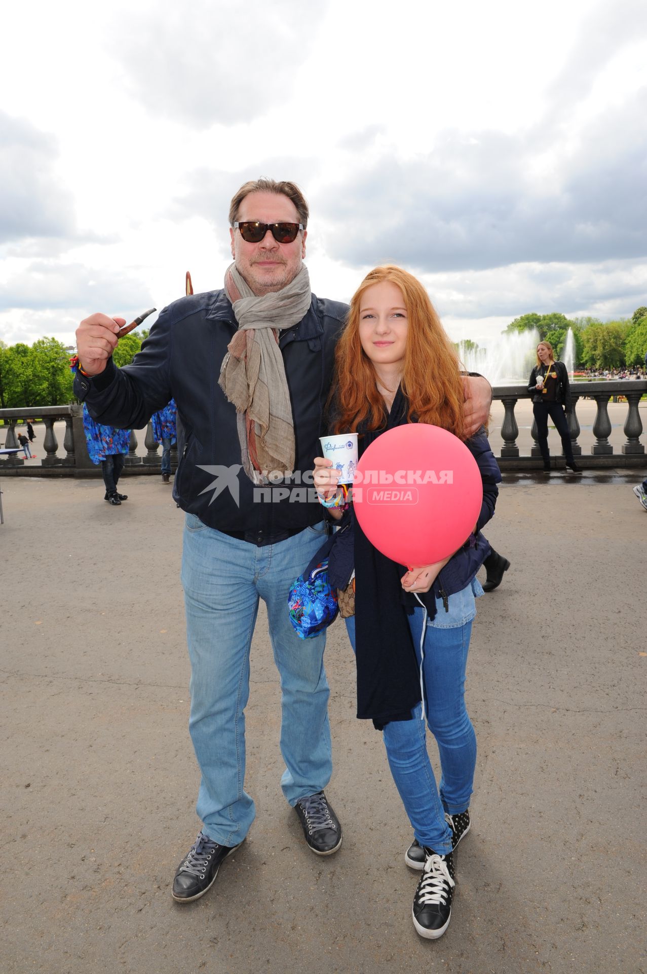 Парк Горького. Фестиваль искусств `Черешневый лес`. На снимке: бизнесмен Игорь Янковский с дочерью.