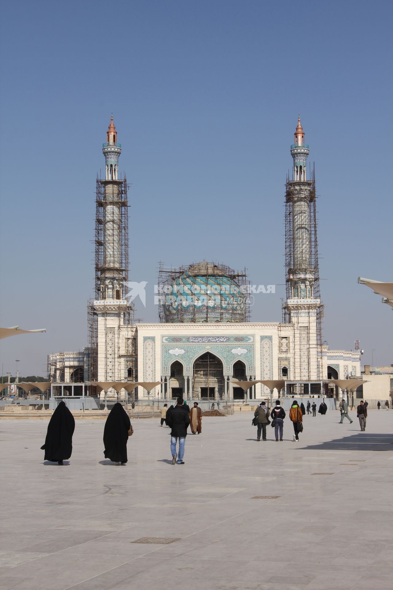 Кум. На снимке: площадь перед мечетью.