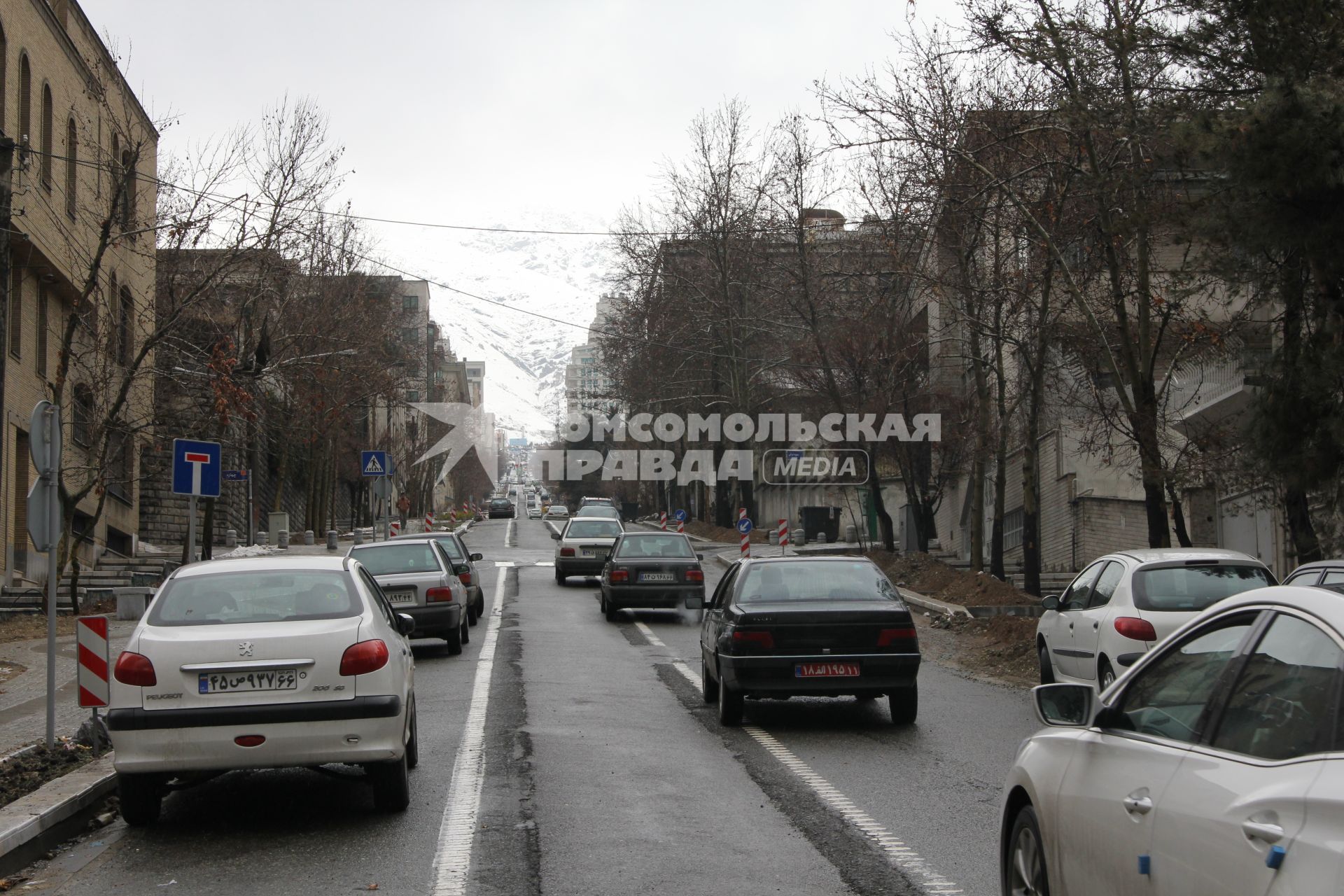 Виды Тегерана. На снимке: автомобильная дорога. Северная часть Тегерана находится над уровнем моря на высоте 1500 метров.