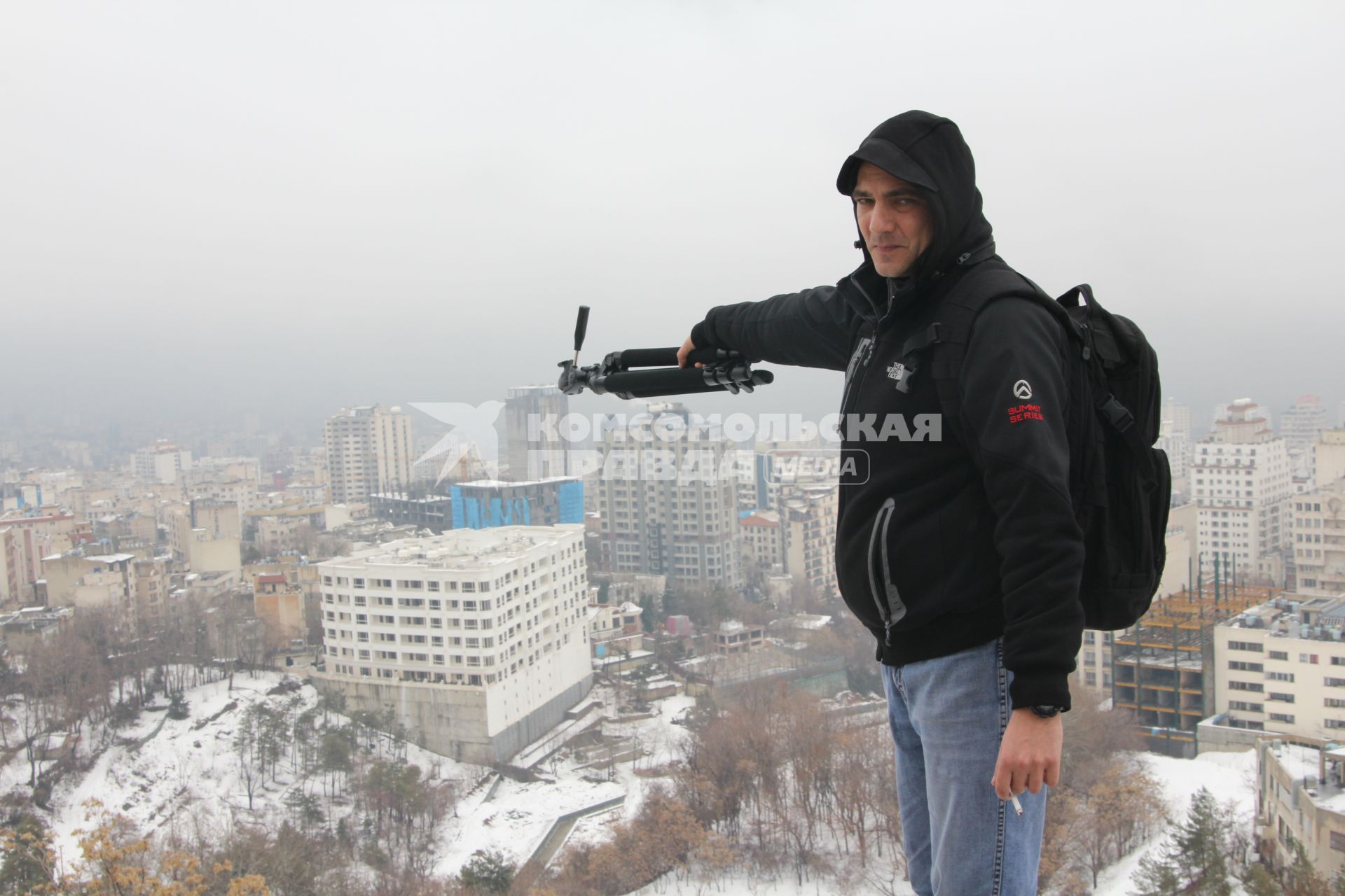 Панорама Тегерана. Город лишен старой архитектуры.
В 60-70 годах город был снесен практически до основания. На снимке: специальный корреспондент отдела международной и внутренней политики КП Дмитрий Стешин.