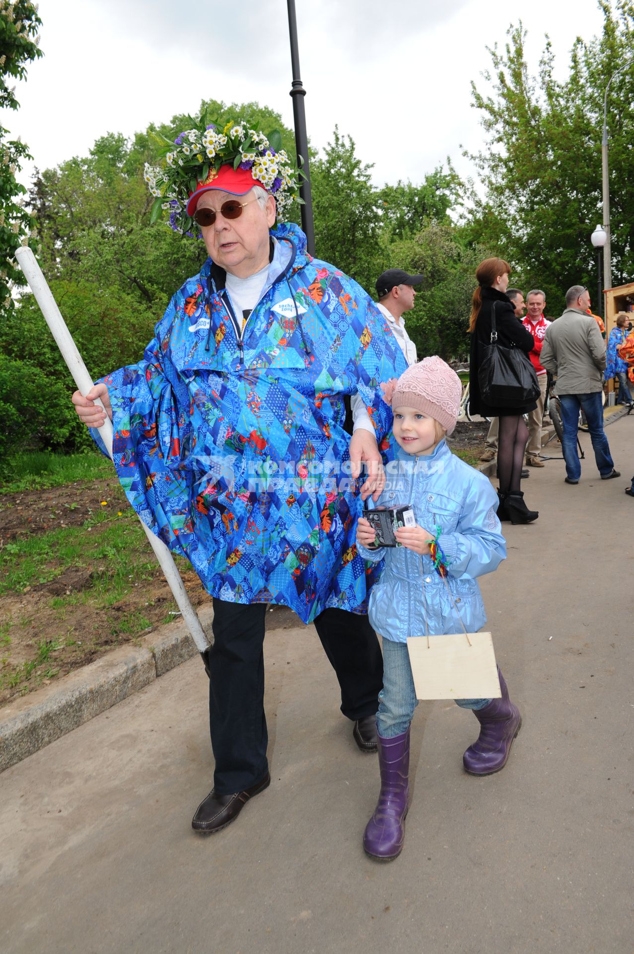 Парк Горького. Фестиваль искусств `Черешневый лес`. Посадка деревьев. На снимке: художественный руководитель МХТ имени Чехова Олег Табаков  с дочкой Машей.