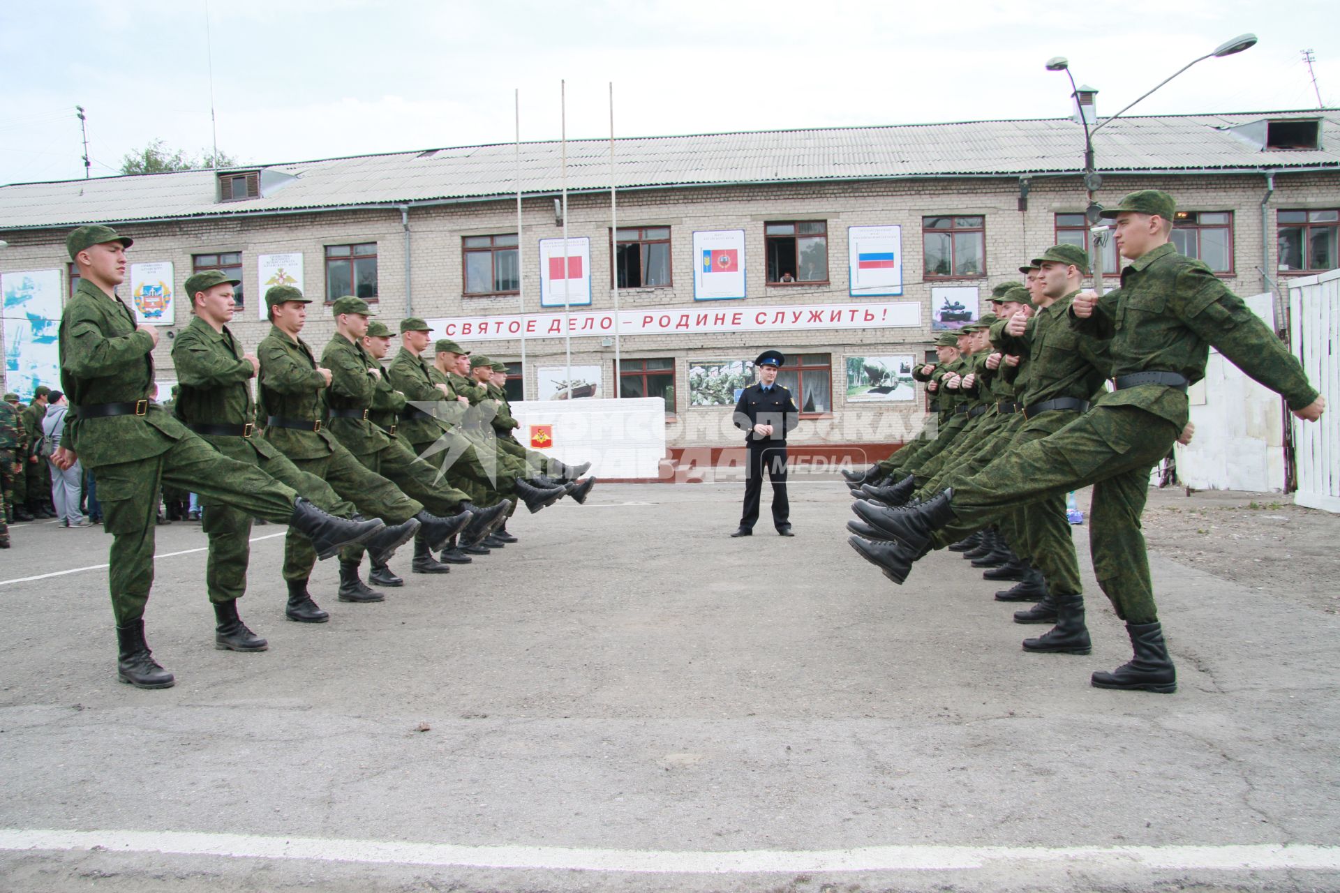20 алтайских новобранцев отправляются служить в Президентский полк. На снимке: тренировка на плацу.
