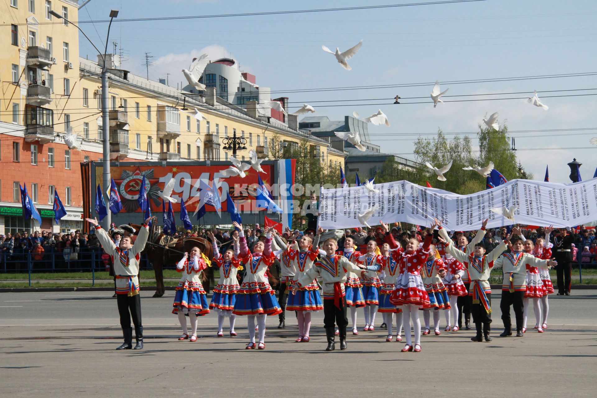 Выступление детского ансамбля на празднике.