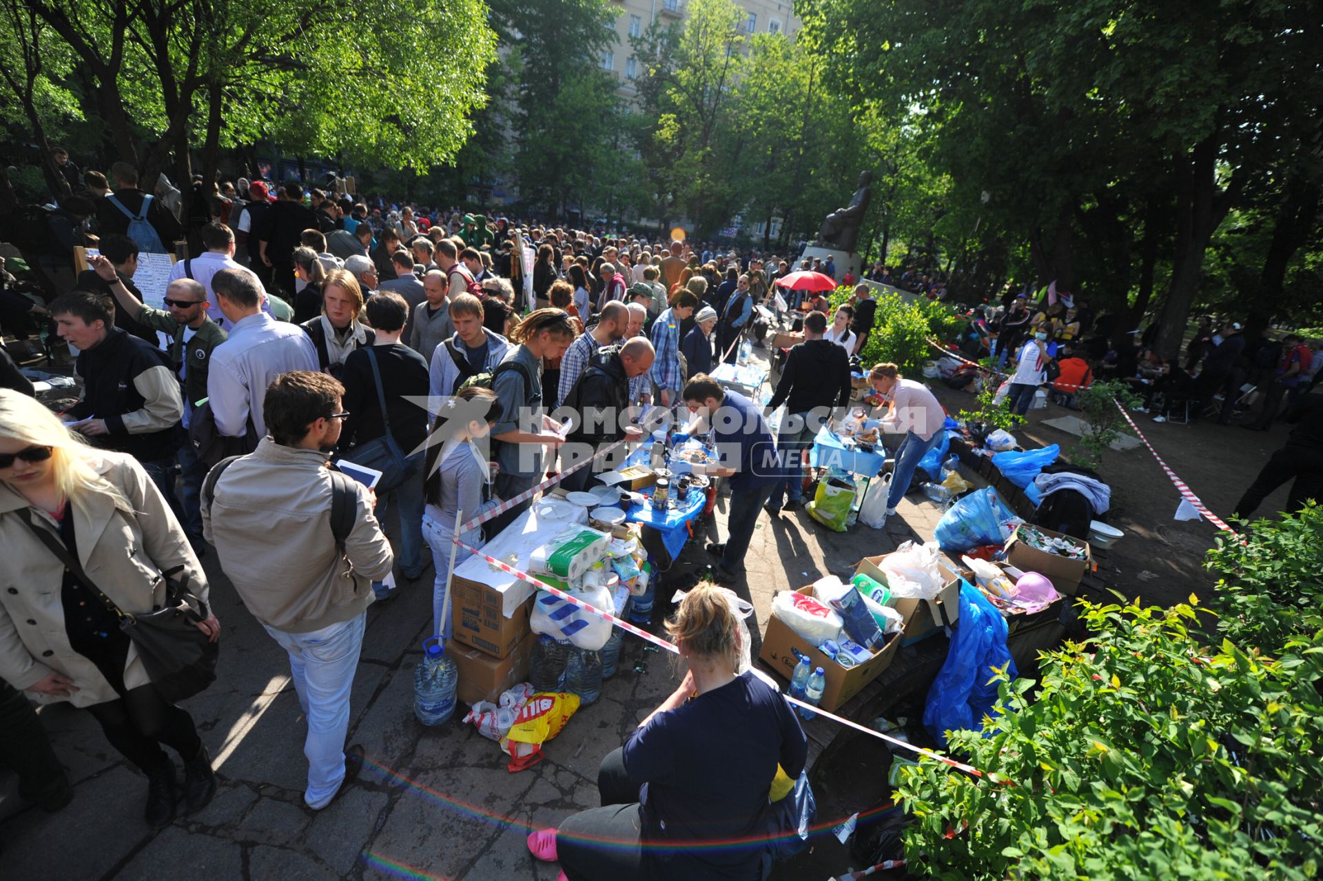 Чистопрудный бульвар. `Народные гуляния` оппозиции. На снимке: участники  акции `Оккупай Абай`раздают бесаплатную пищу.