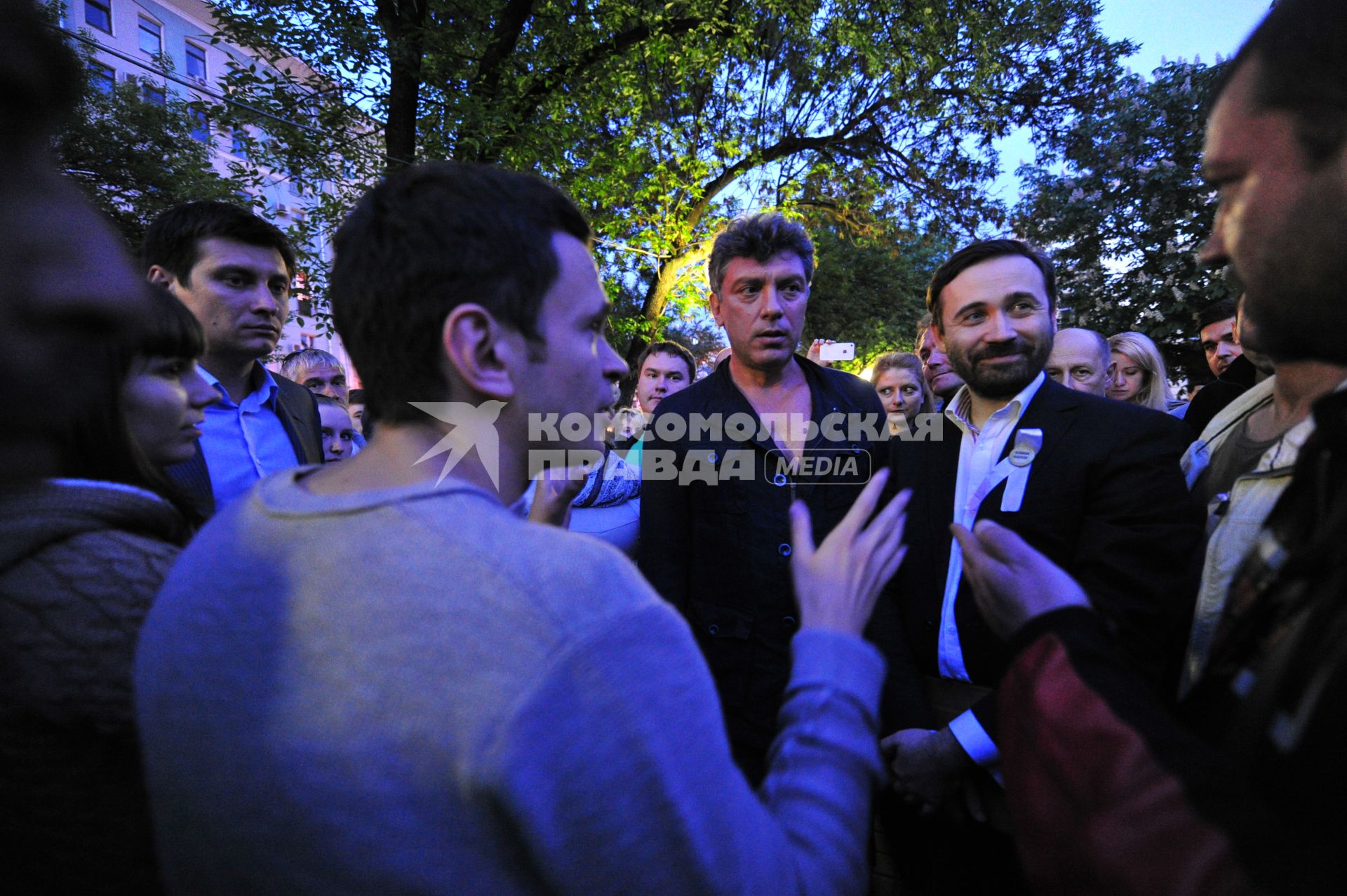 Чистопрудный бульвар. `Народные гуляния` оппозиции. На снимке: сопредседатель движения `Солидарность` Борис Немцов (в центре).