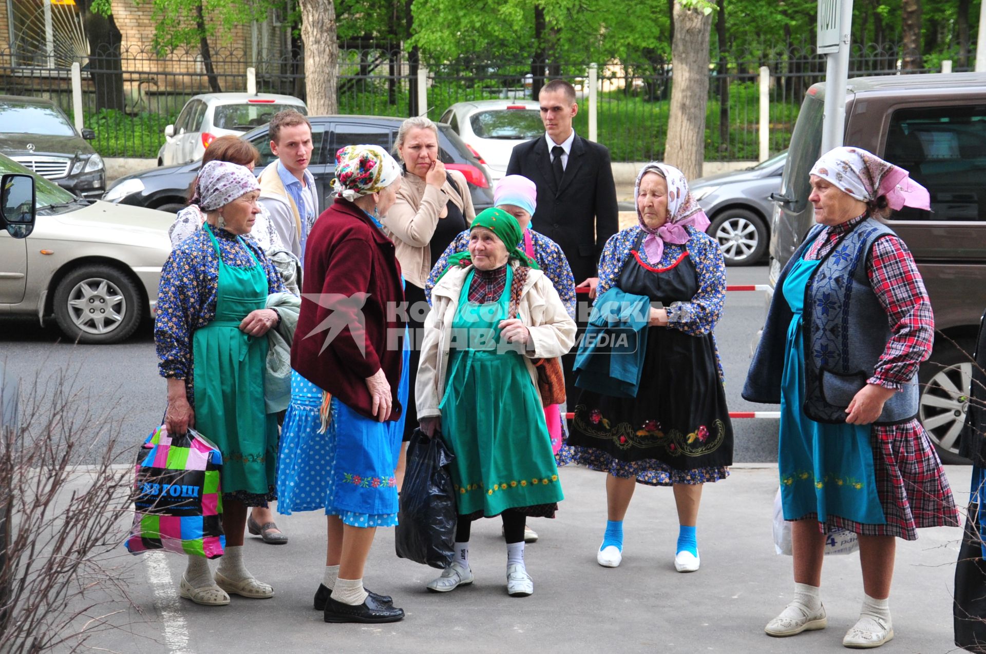 Участницы фольклорного коллектива `Бурановские бабушки`по дороге у гостиницы `Корстон`.