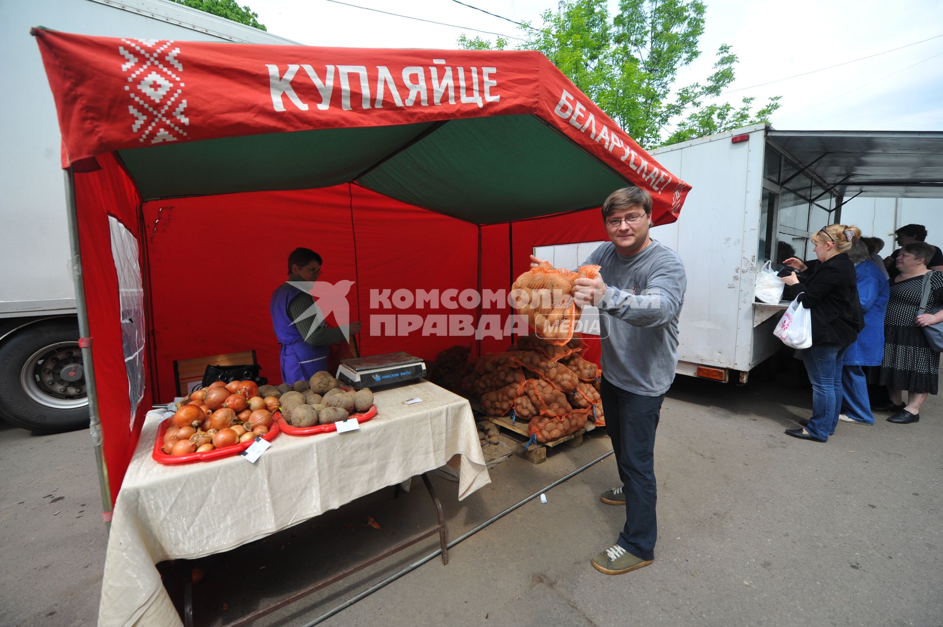 Белорусская ярмарка. На снимке: мужчина держит в руках сетку с картофелем.