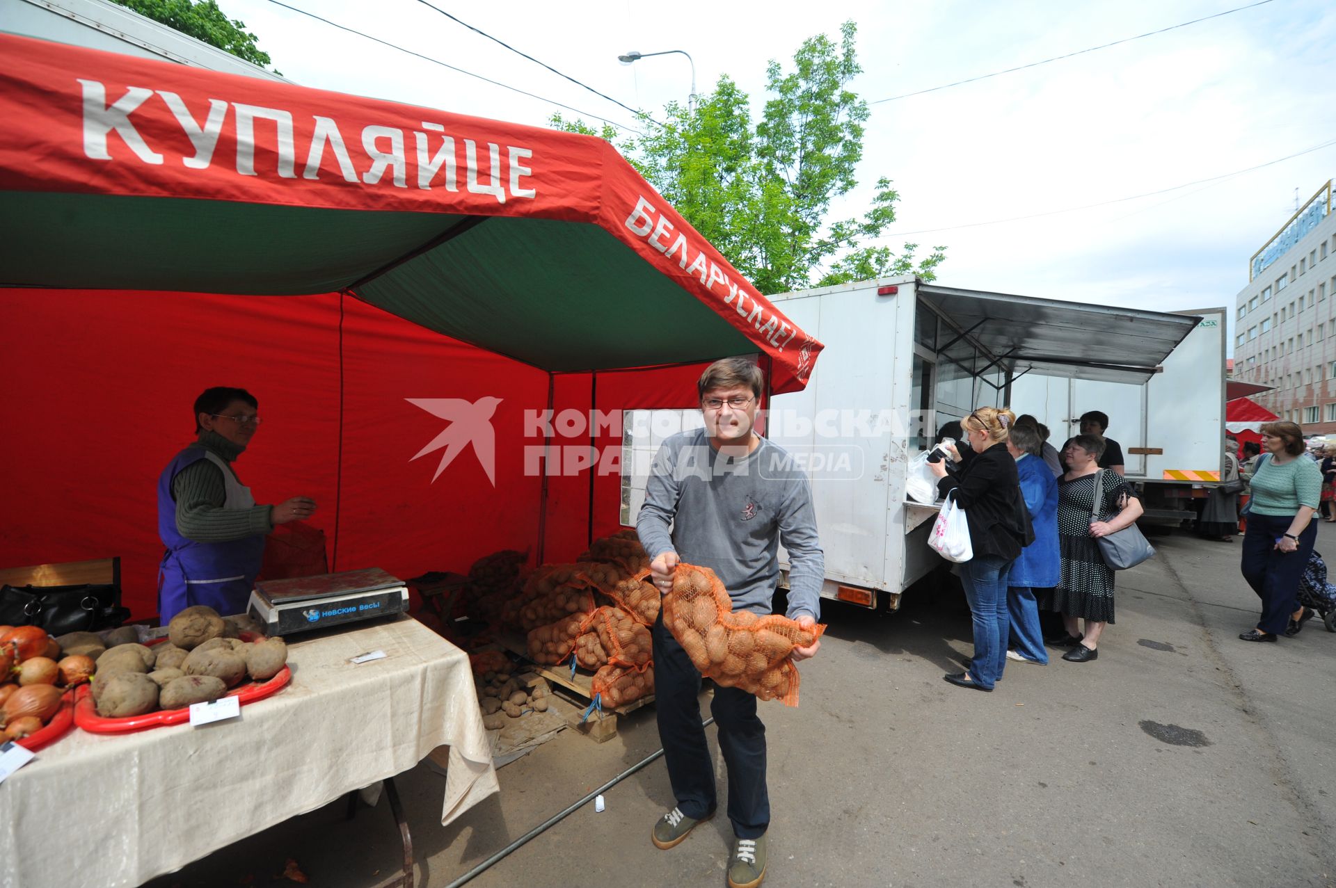Белорусская ярмарка. На снимке: мужчина держит в руках сетку с картофелем.