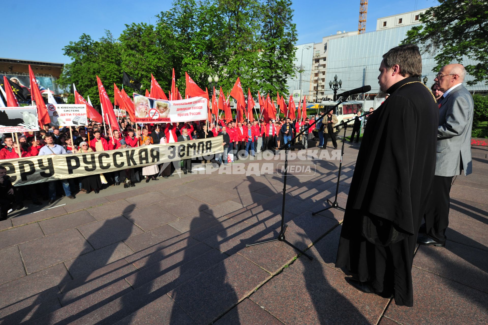 Митинг `В защиту семьи, Родины и веры` на Пушкинской площади. На снимке: политолог Сергей Кургинян и протоиерей Всеволод Чаплин (на переднем плане ).