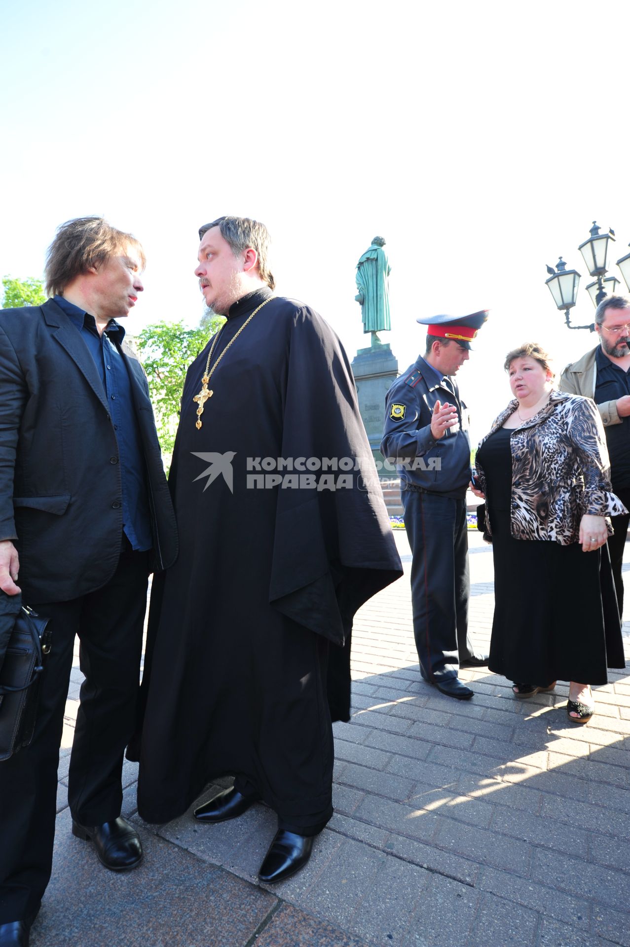 Митинг `В защиту семьи, Родины и веры` на Пушкинской площади. На снимке: протоиерей Всеволод Чаплин (в центре).