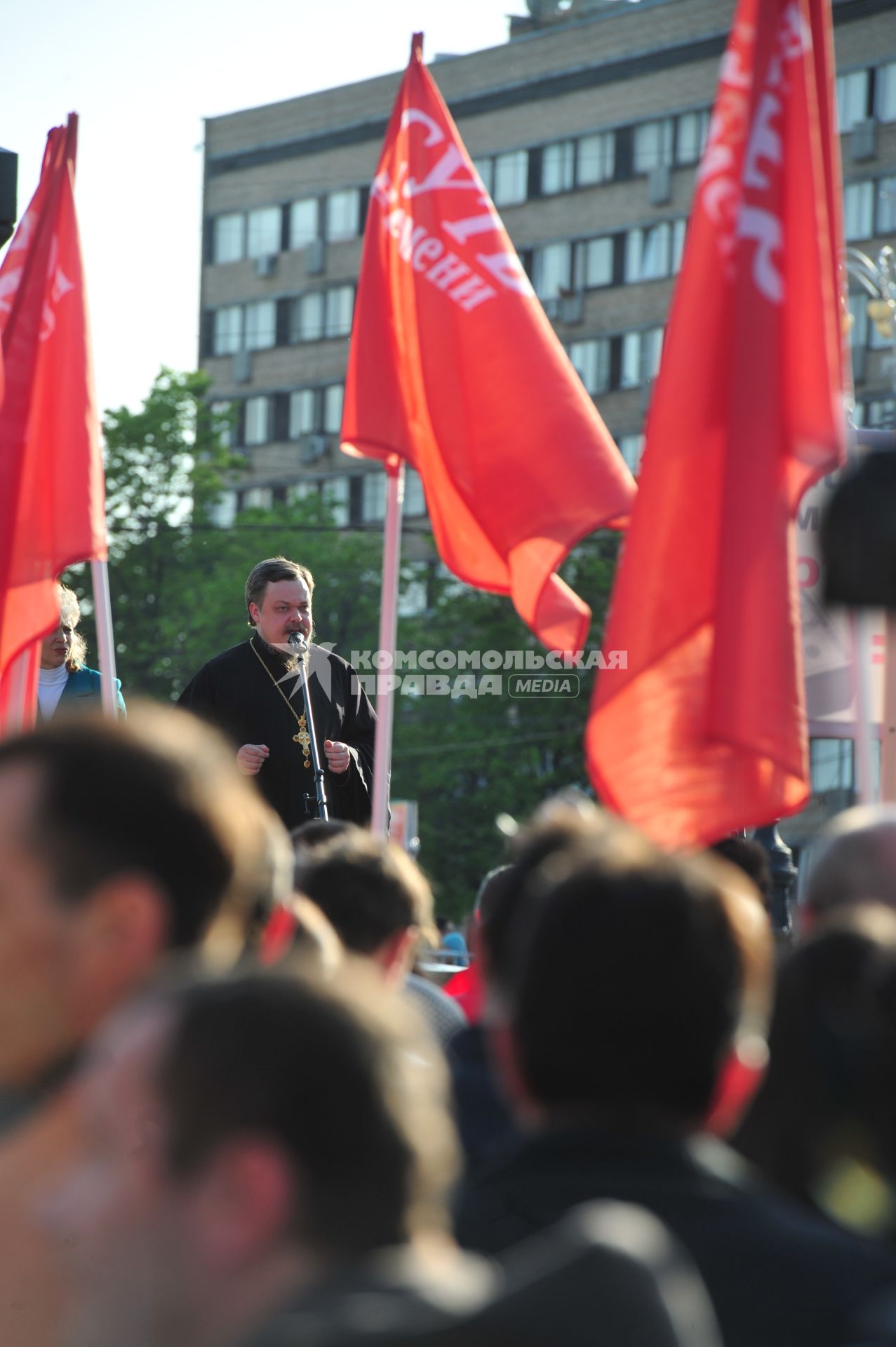 Митинг `В защиту семьи, Родины и веры` на Пушкинской площади. На снимке: протоиерей Всеволод Чаплин (в центре).