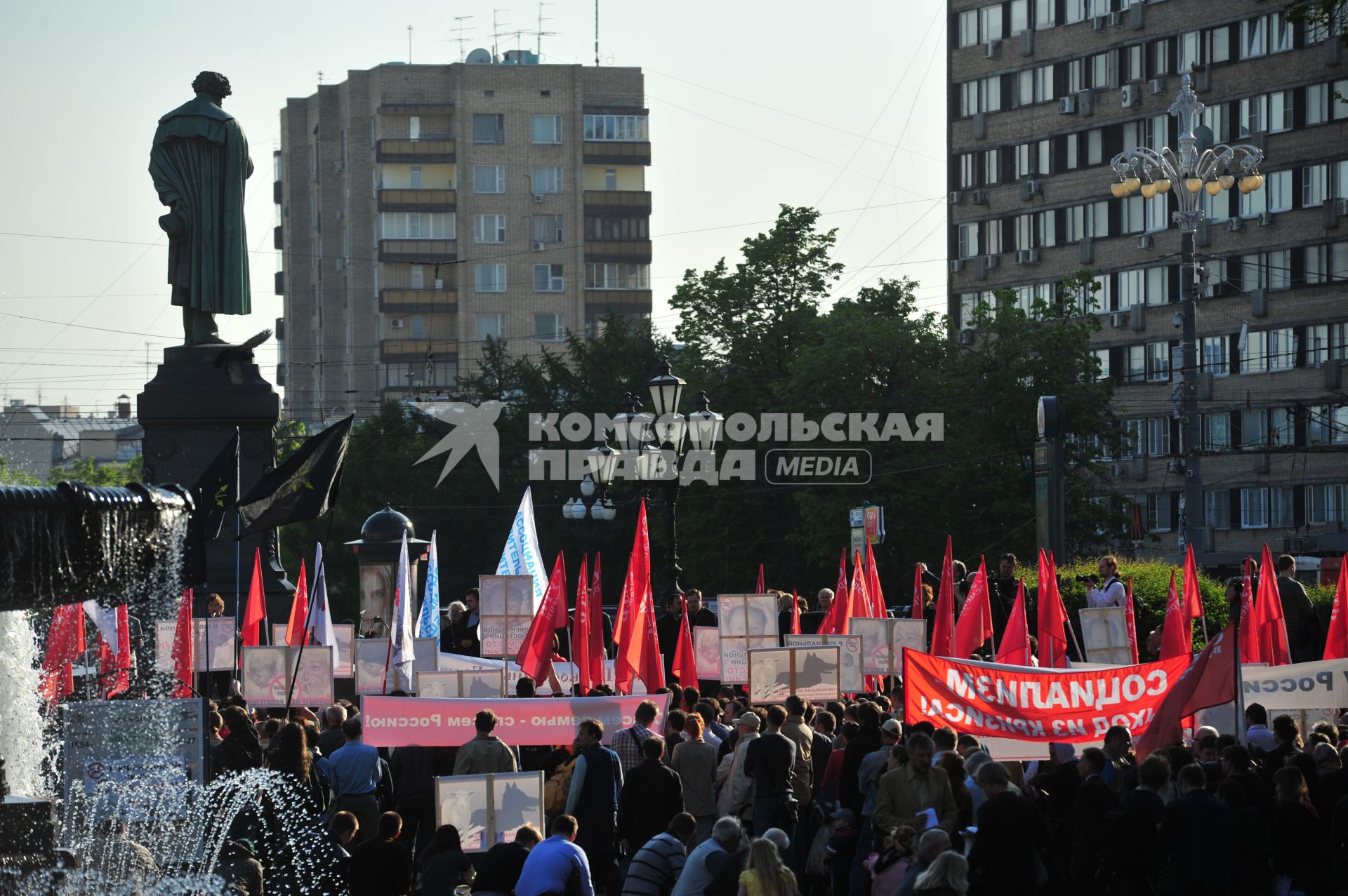 Митинг `В защиту семьи, Родины и веры` на Пушкинской площади. На снимке: участники митинга