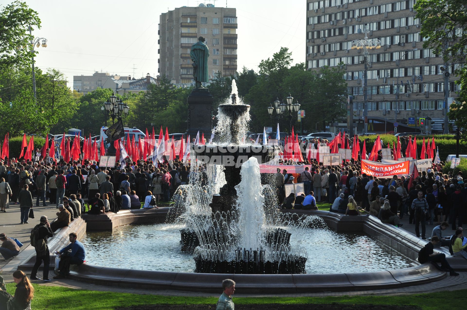 Митинг `В защиту семьи, Родины и веры` на Пушкинской площади. На снимке: участники митинга