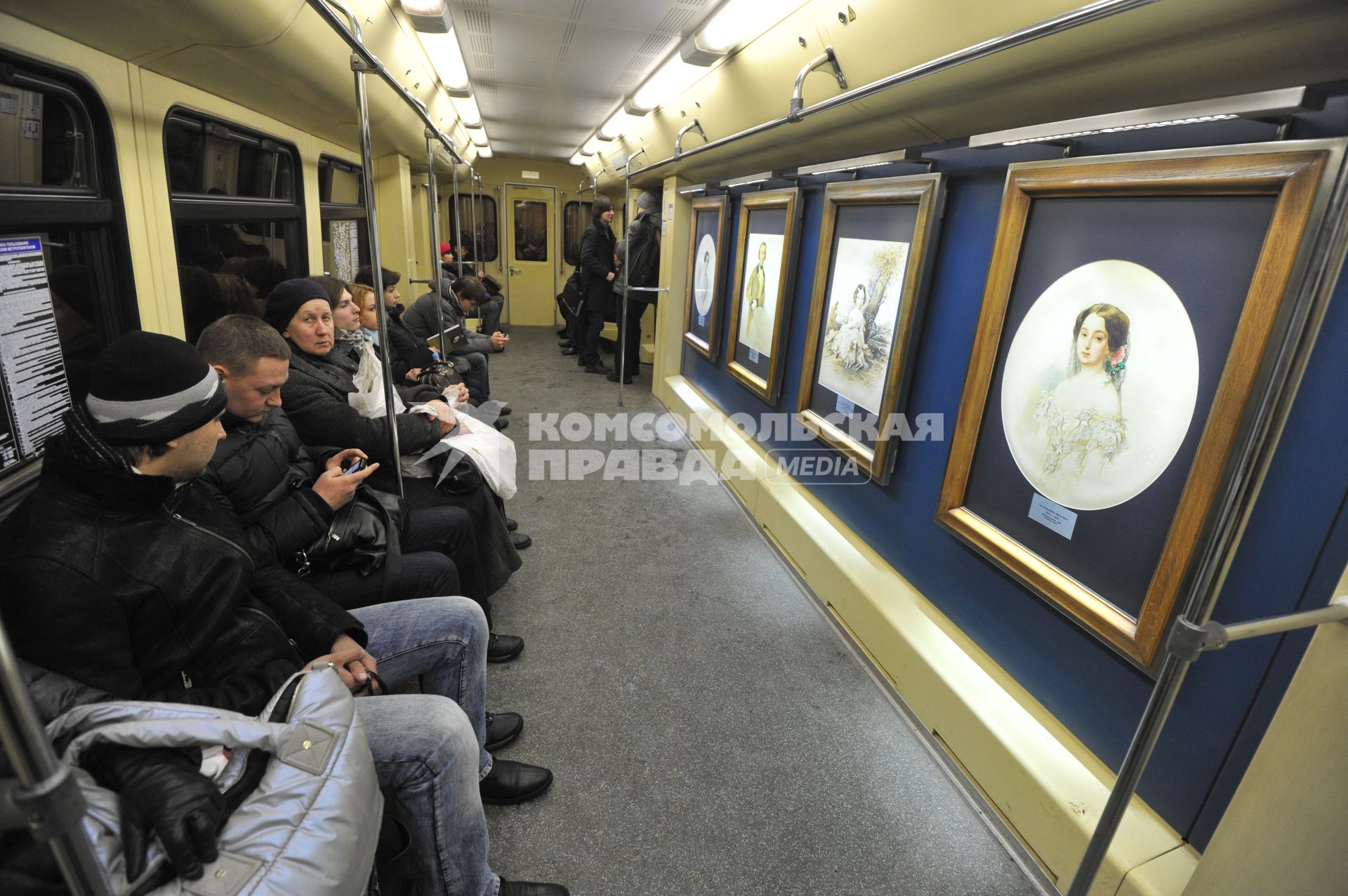 `Поезд-акварель` на Арбатско-Покровской линии Московского метрополитена. На снимке: пассажиры в вагоне поезда.