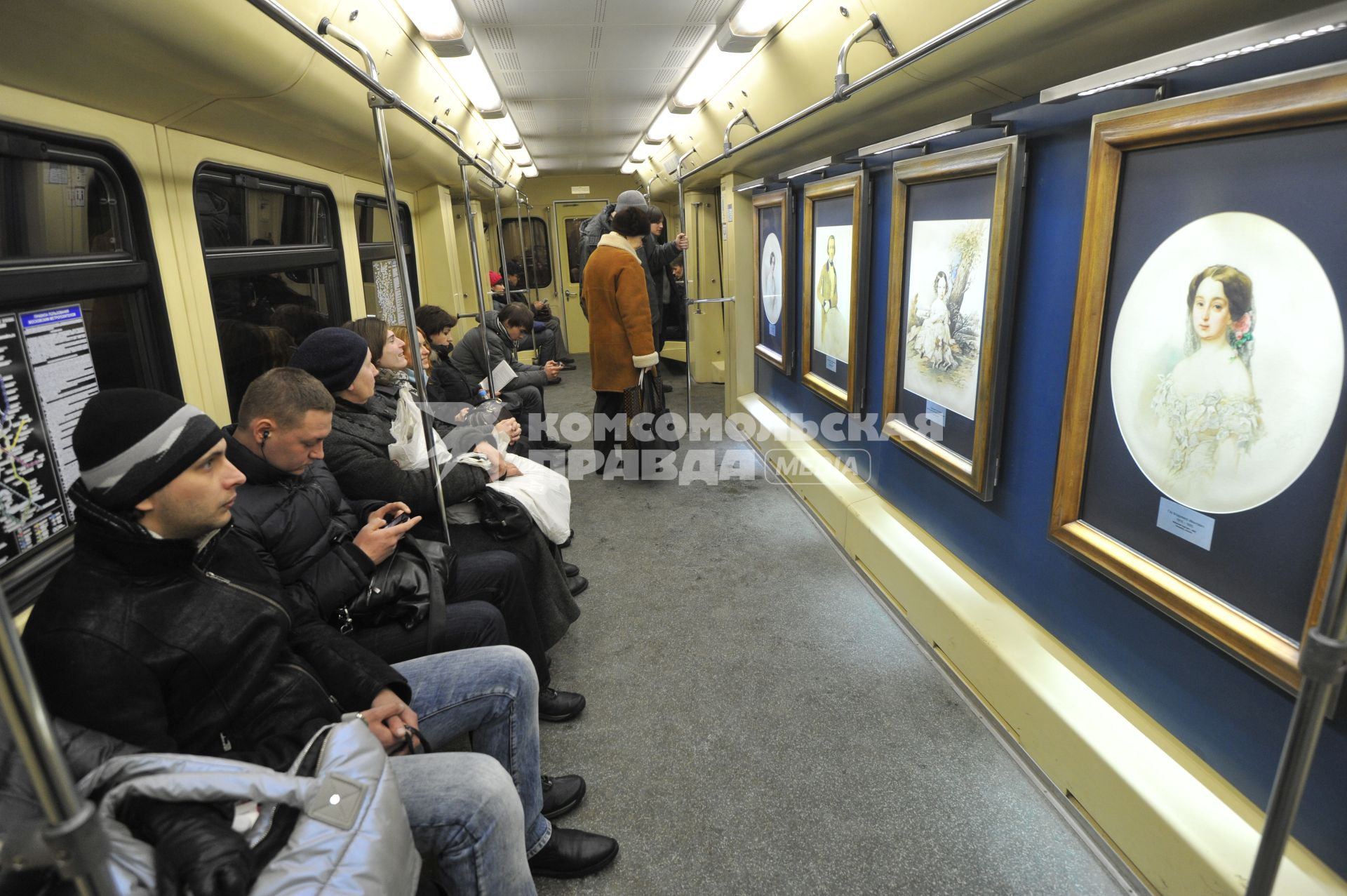 `Поезд-акварель` на Арбатско-Покровской линии Московского метрополитена. На снимке: пассажиры в вагоне поезда.