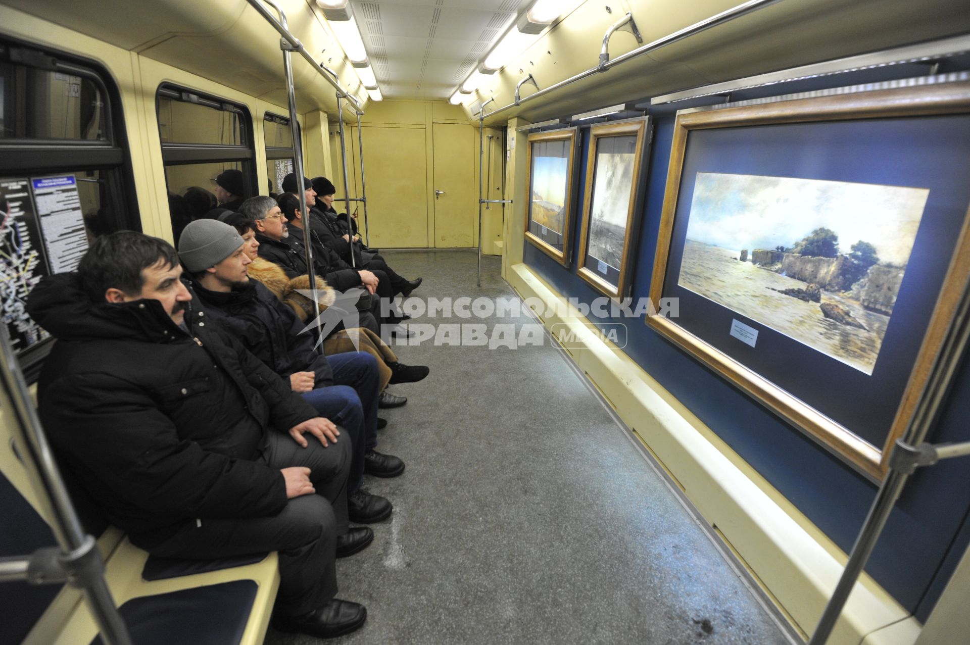 `Поезд-акварель` на Арбатско-Покровской линии Московского метрополитена. На снимке: пассажиры в вагоне поезда.