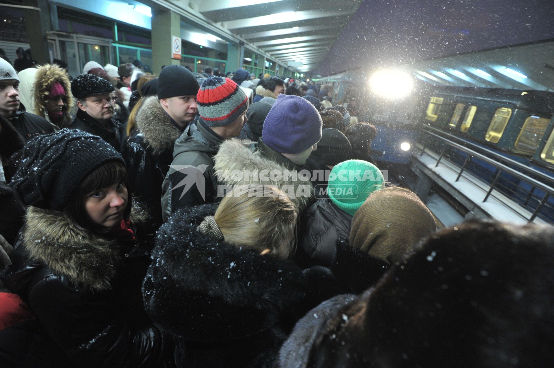 Станция `Выхино` Московского метрополитена. На снимке: пассажиры ожидают поезда на платформе.