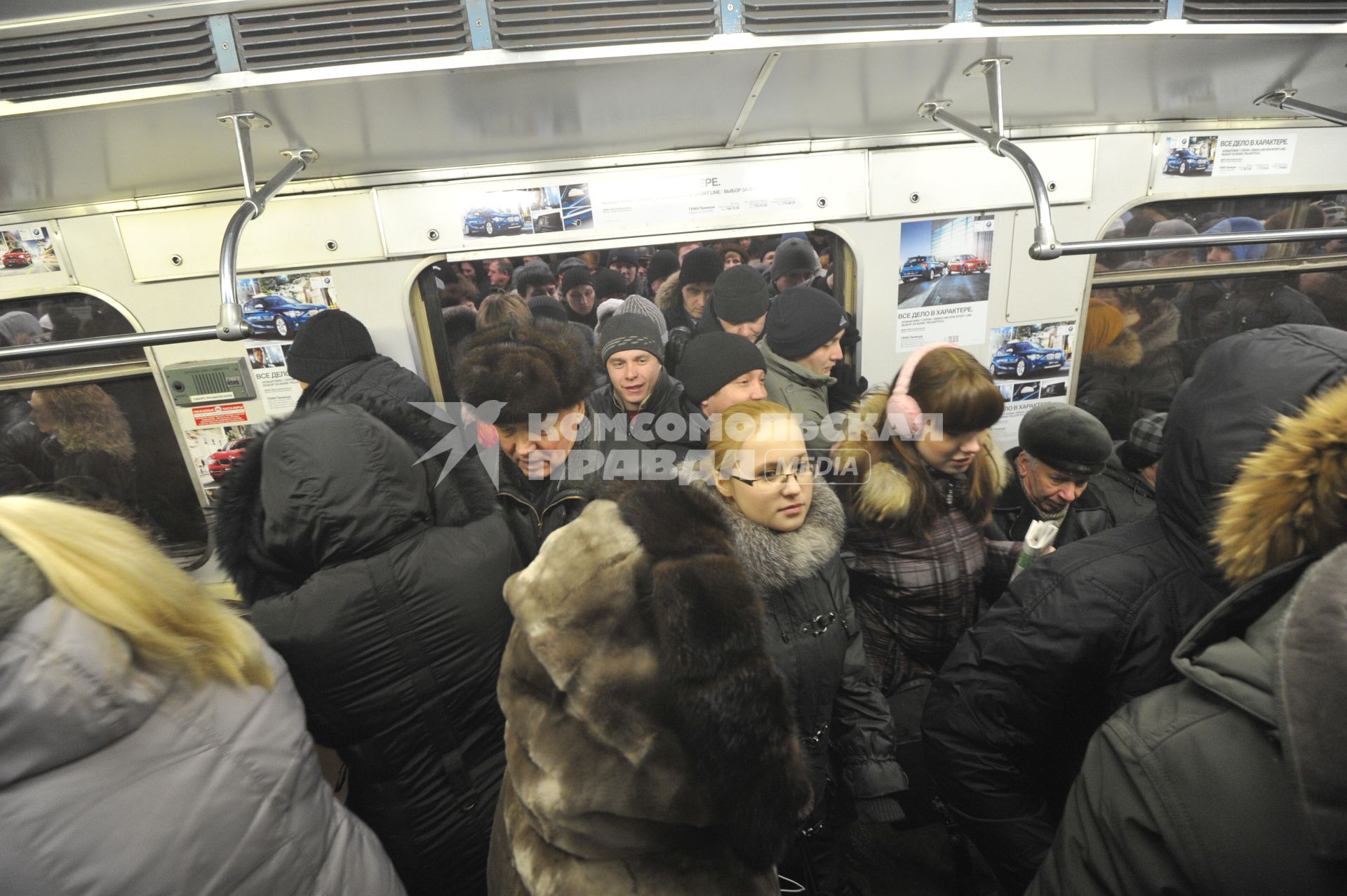 Станция `Выхино` Московского метрополитена. На снимке: пассажиры заходят в вагон.