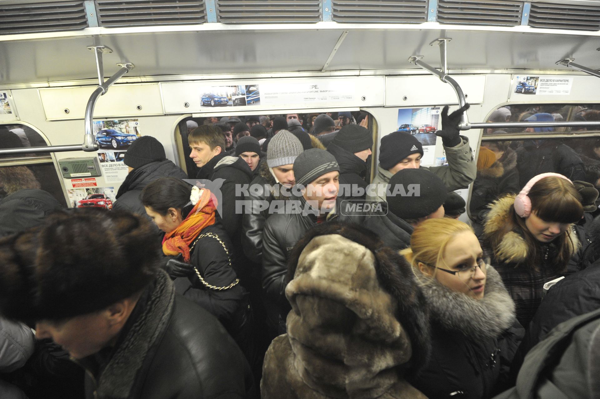 Станция `Выхино` Московского метрополитена. На снимке: пассажиры заходят в вагон.