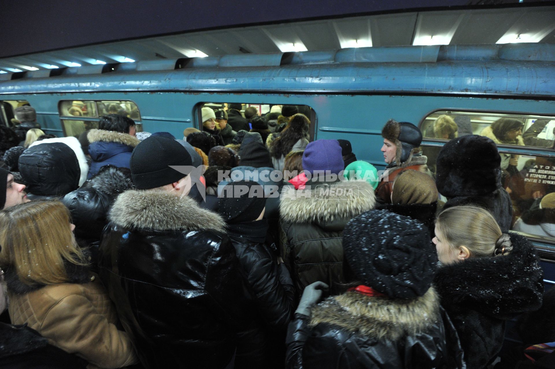 Станция `Выхино` Московского метрополитена. На снимке: пассажиры заходят в вагон.