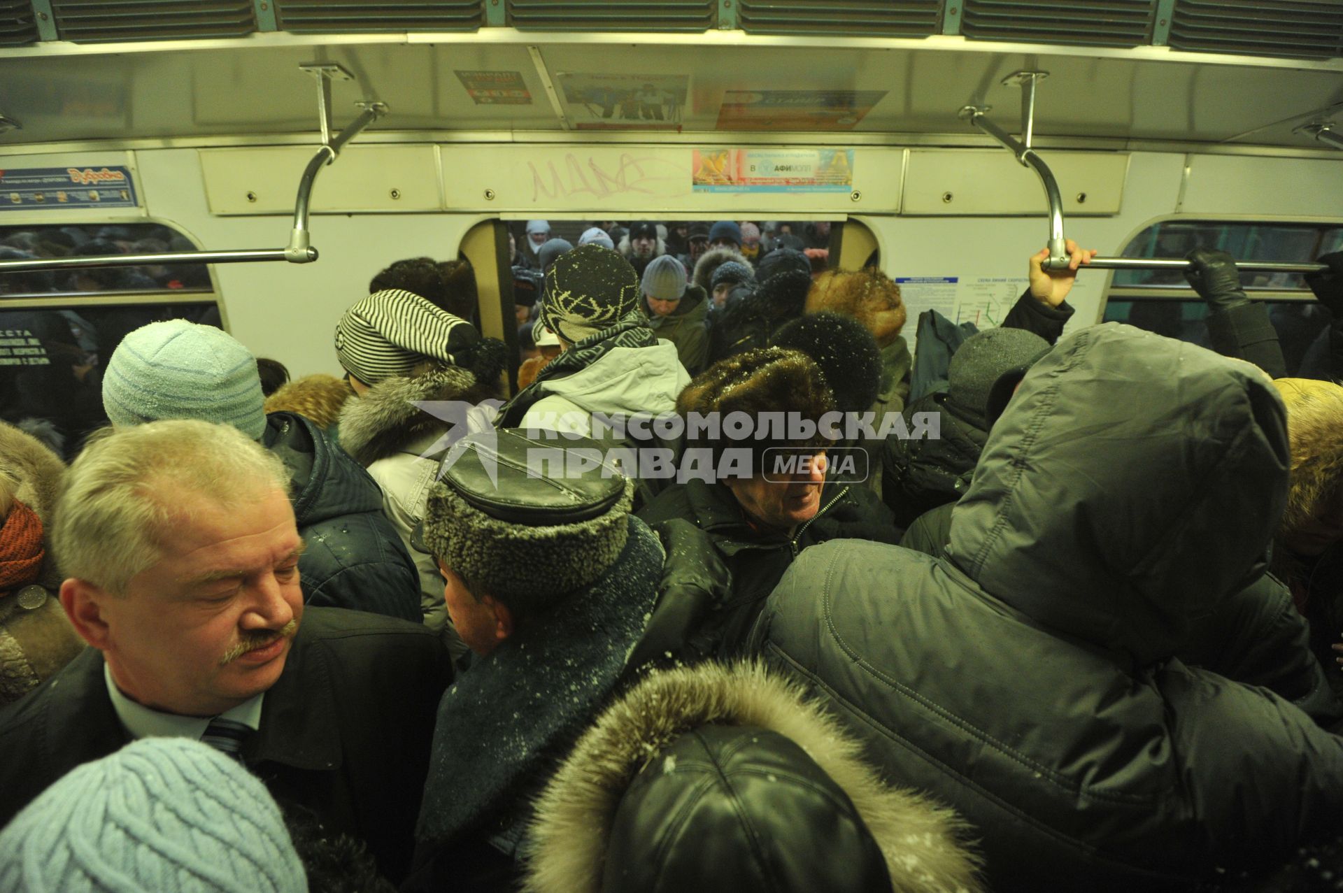 Станция `Выхино` Московского метрополитена. На снимке: пассажиры заходят в вагон.