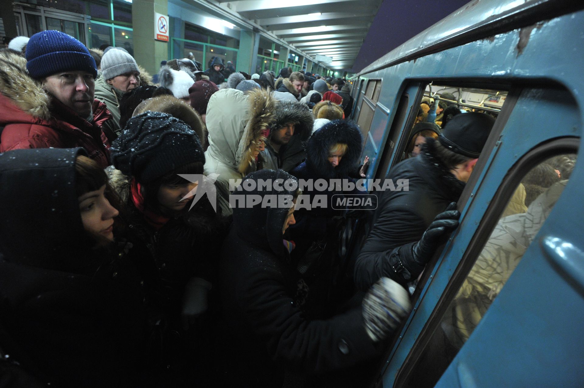 Станция `Выхино` Московского метрополитена. На снимке: пассажиры заходят в вагон.