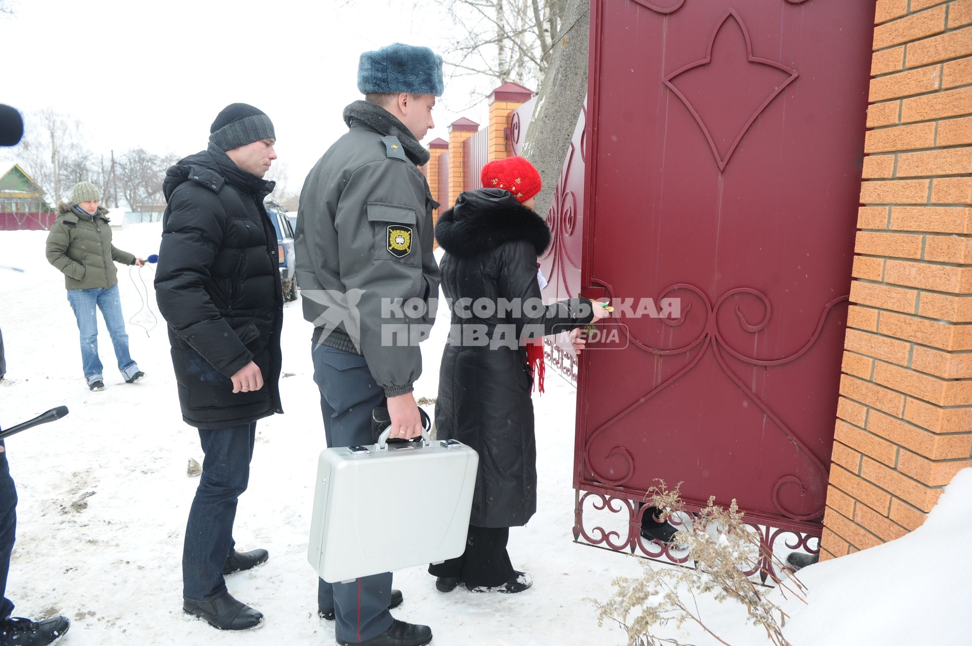 Поселок `Малахово` Раменского района Подмосковья. Сотрудники полиции заходят в дом пропавшей Татьяны Сидоровой.
