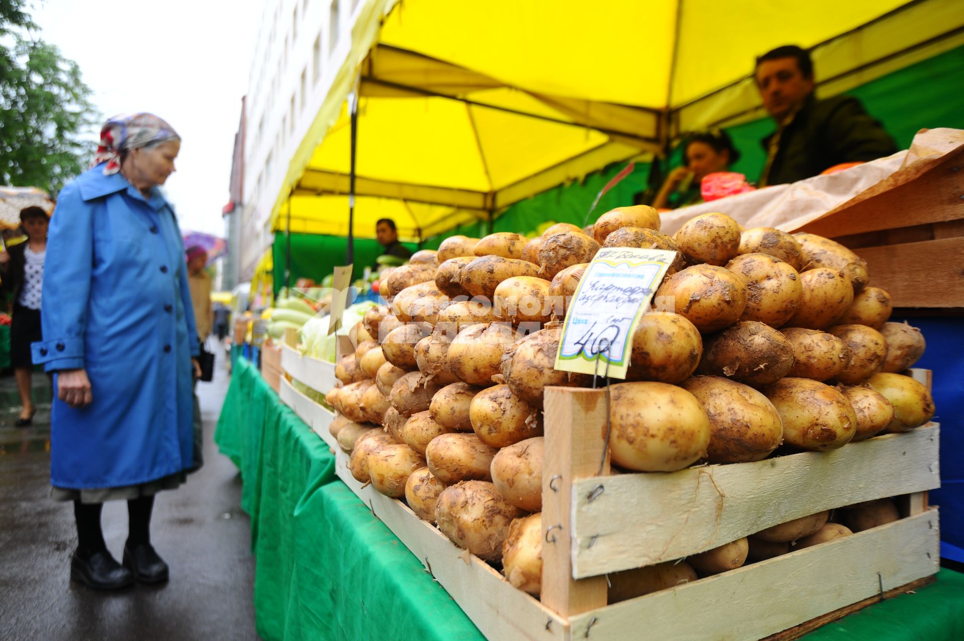 Ярмарка выходного дня. На снимке: торговля картофелем.